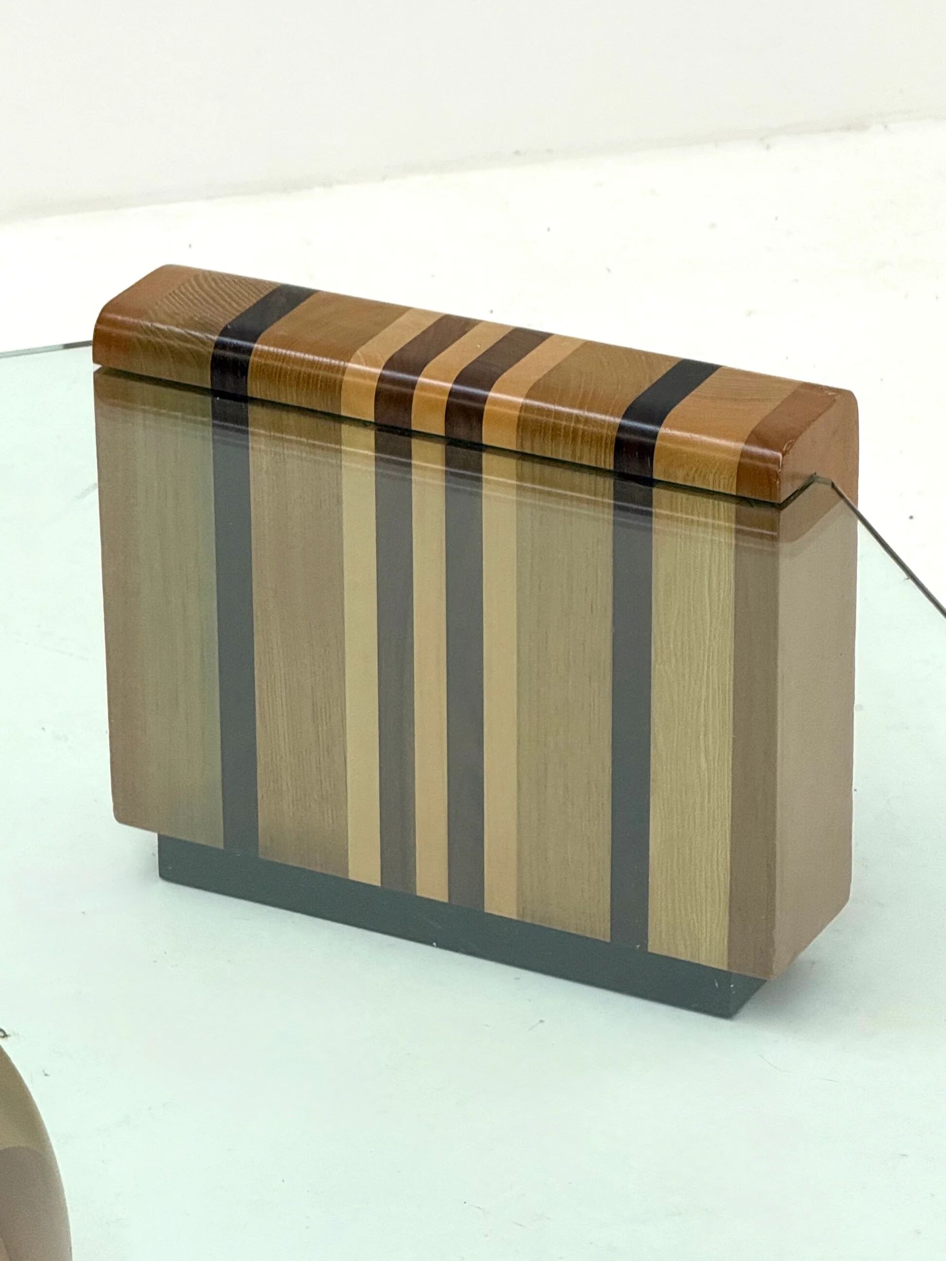 Table basse sculpturale italienne avec base en bois géométrique