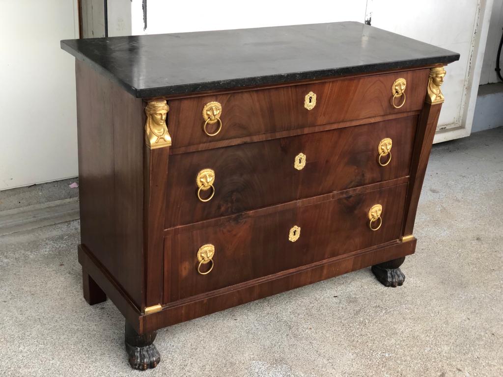 Commode retour d’égypte en acajou pieds griffes époque empire