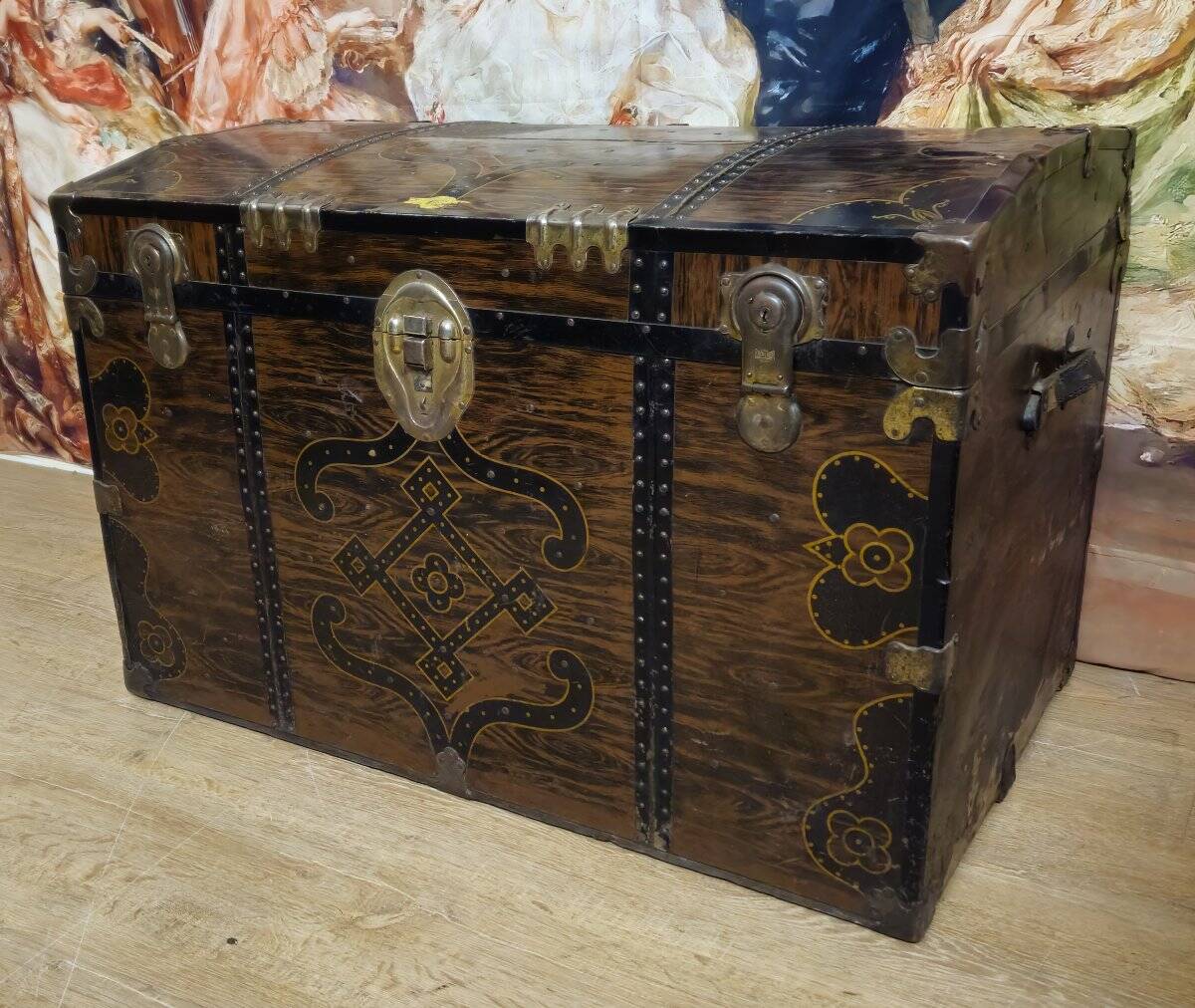 Malle de voyage en métal en faux semblant de bois décoré –époque Napol
