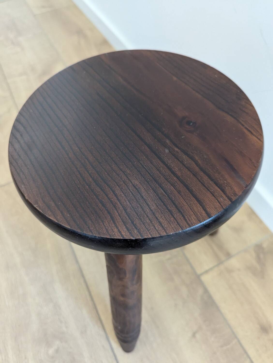 Tabouret tripode en bois