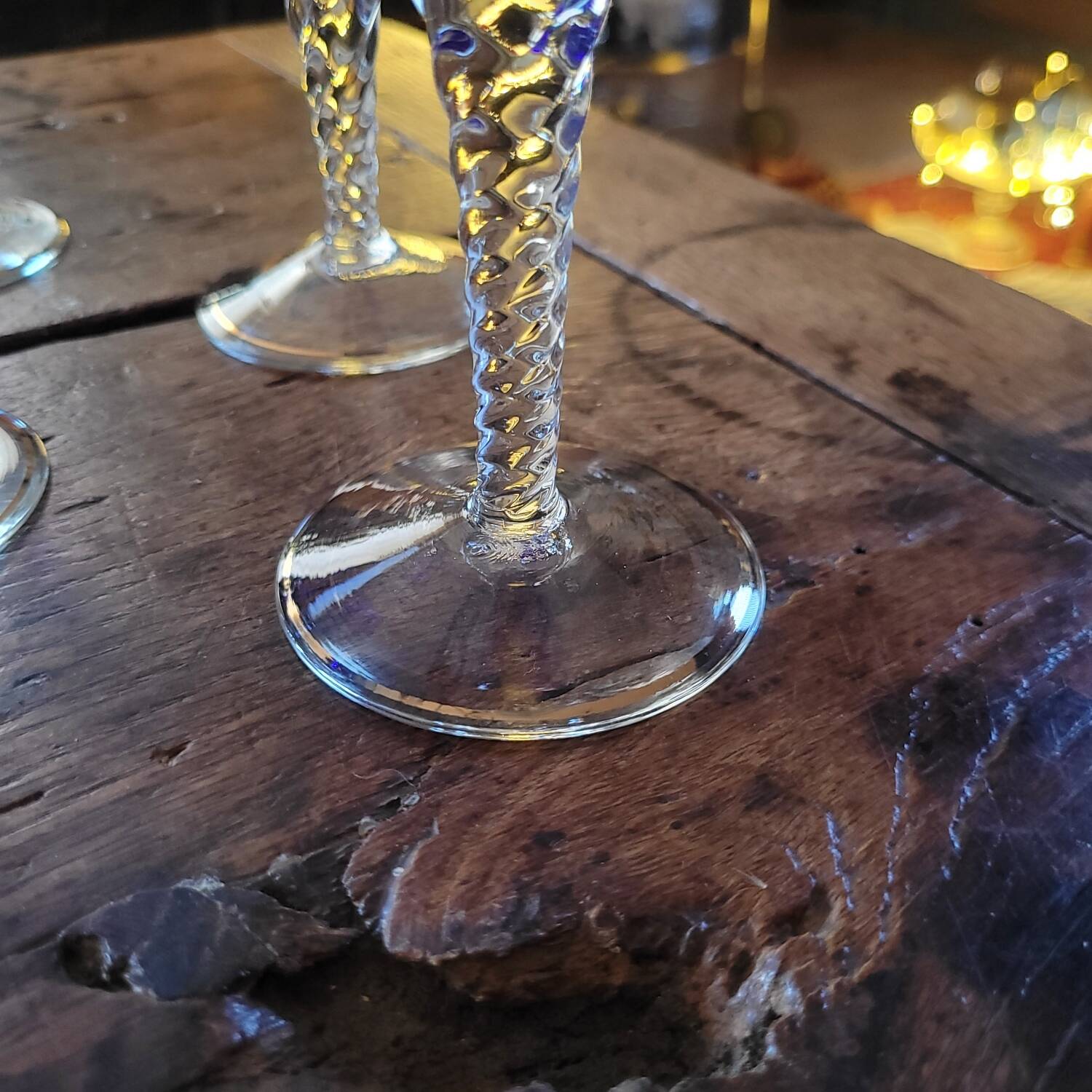 6 verres à pied d'art, bleu cobalt émaillé et doré