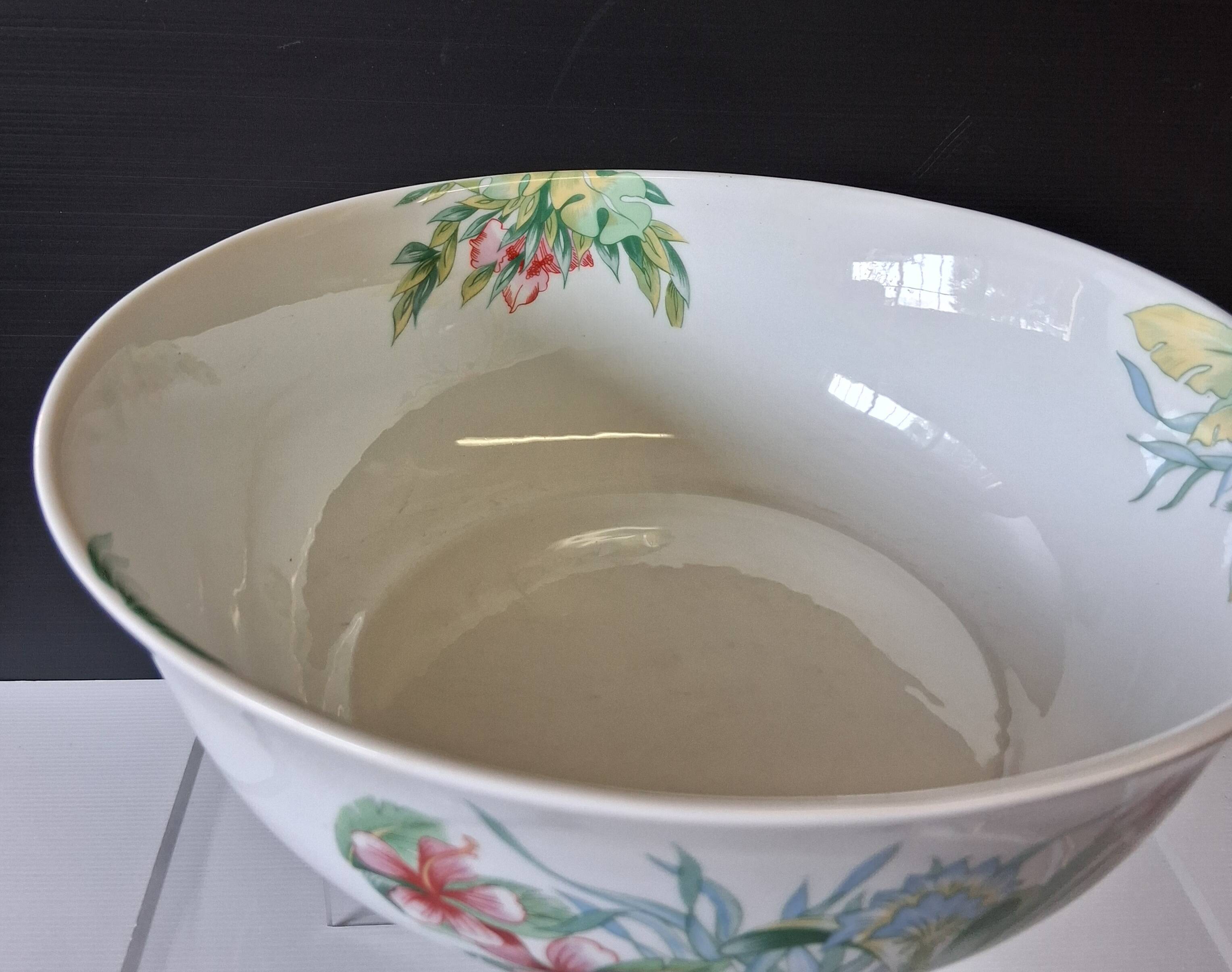 Very large porcelain salad bowl in very good condition from L'hirondelle Meh.
