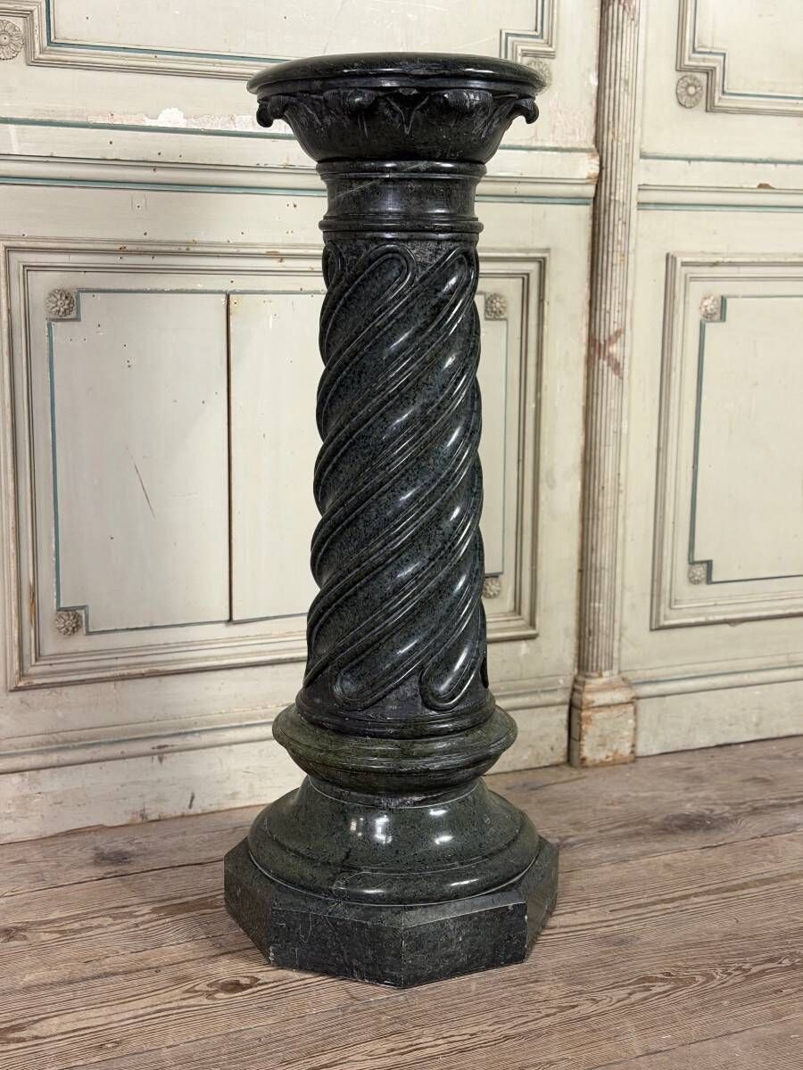 Column in green serpentine marble, shaft sculpted in a spiral, circa 1880