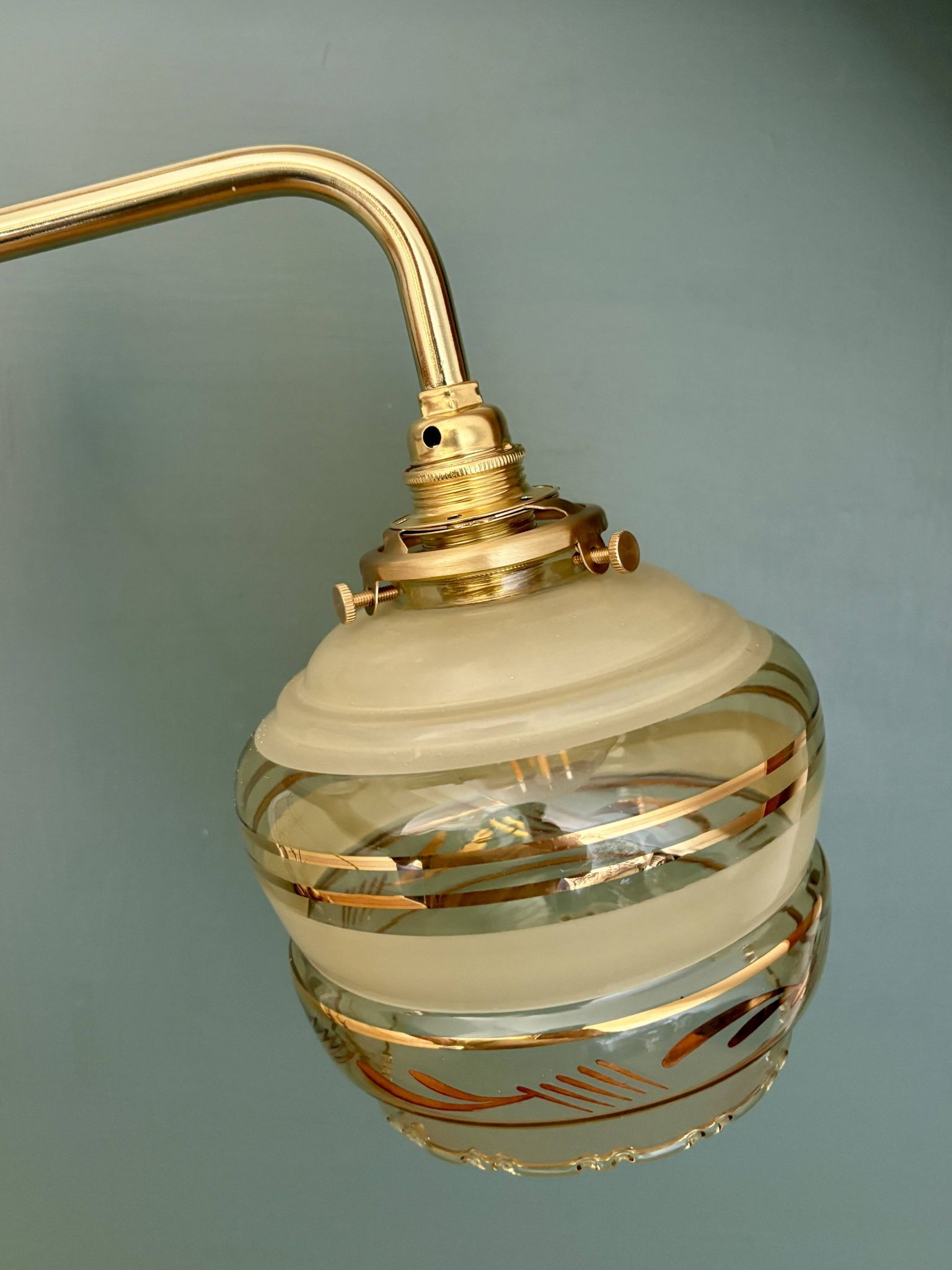 Applique coudée globe vintage en verre jaune et doré