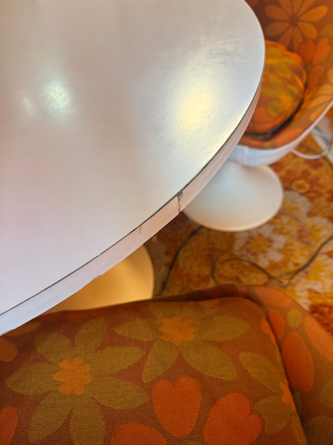 Table and tulip leg chair, vintage space age from the 70s.
