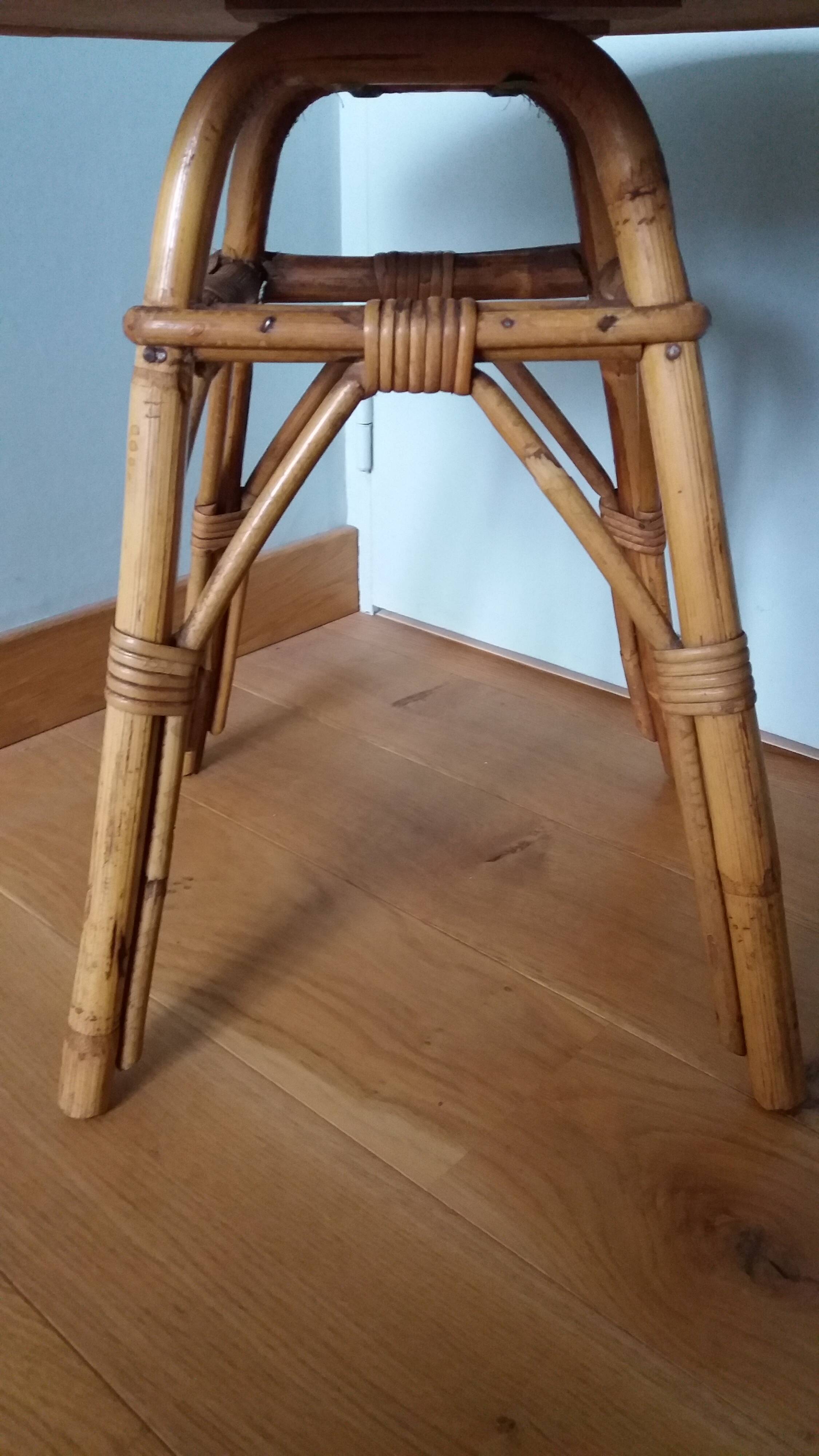 Round coffee table in wicker and bamboo