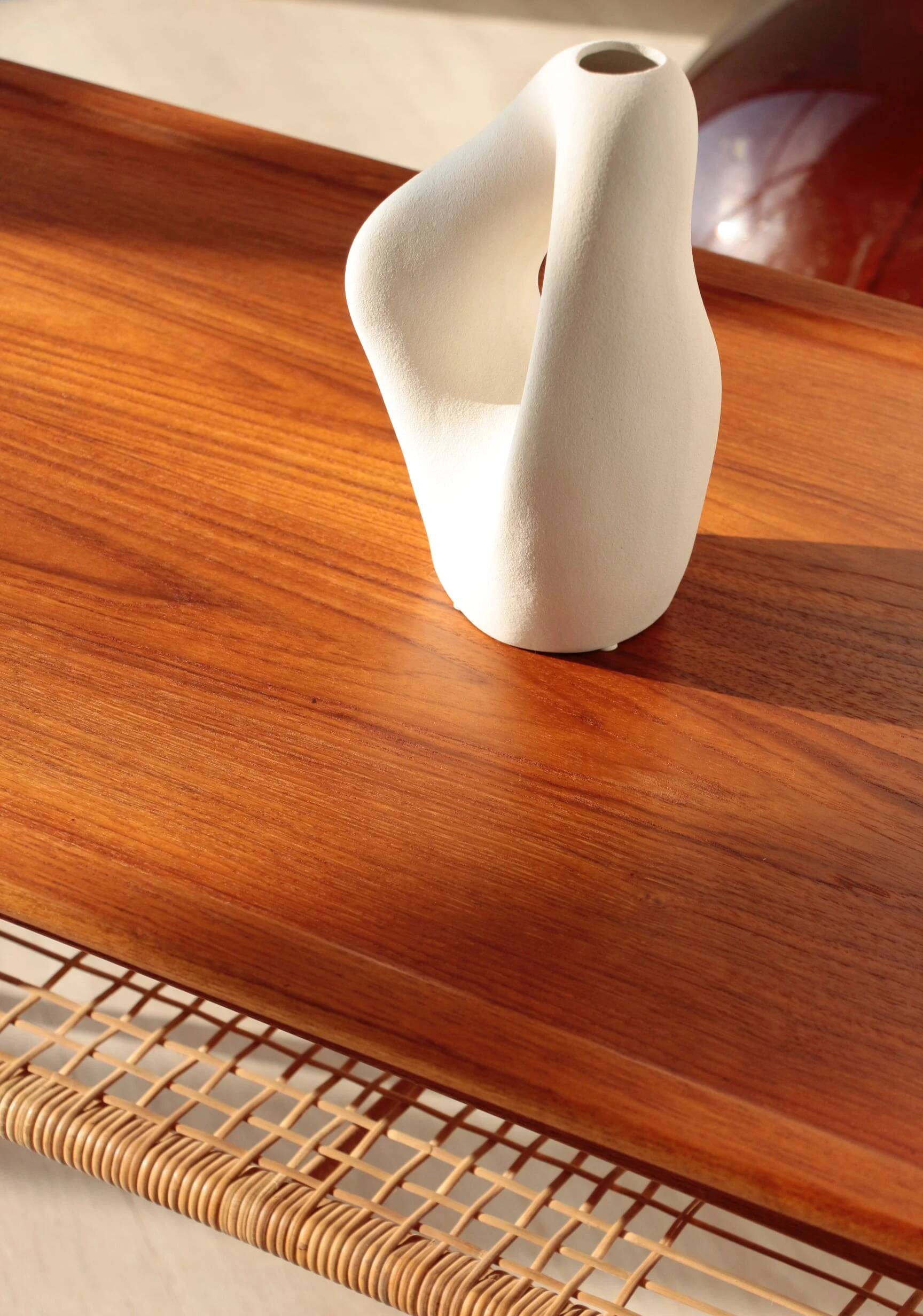 Vintage Scandinavian coffee table in teak and rattan – Danish design from the 1960s.