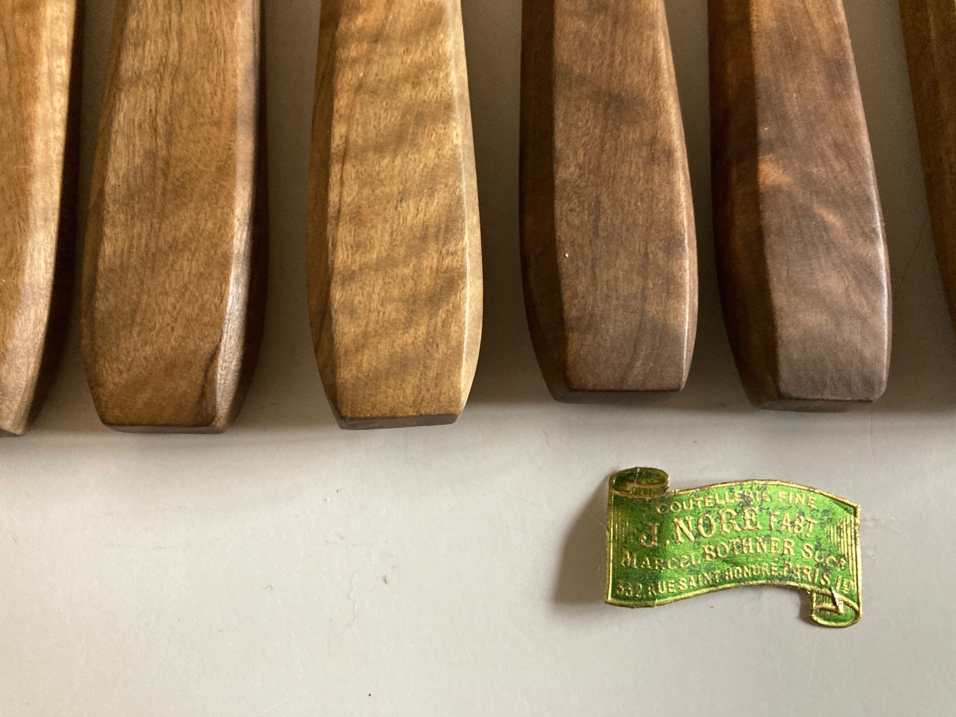 Set de 12 couteaux manches en bois d'olivier 1960