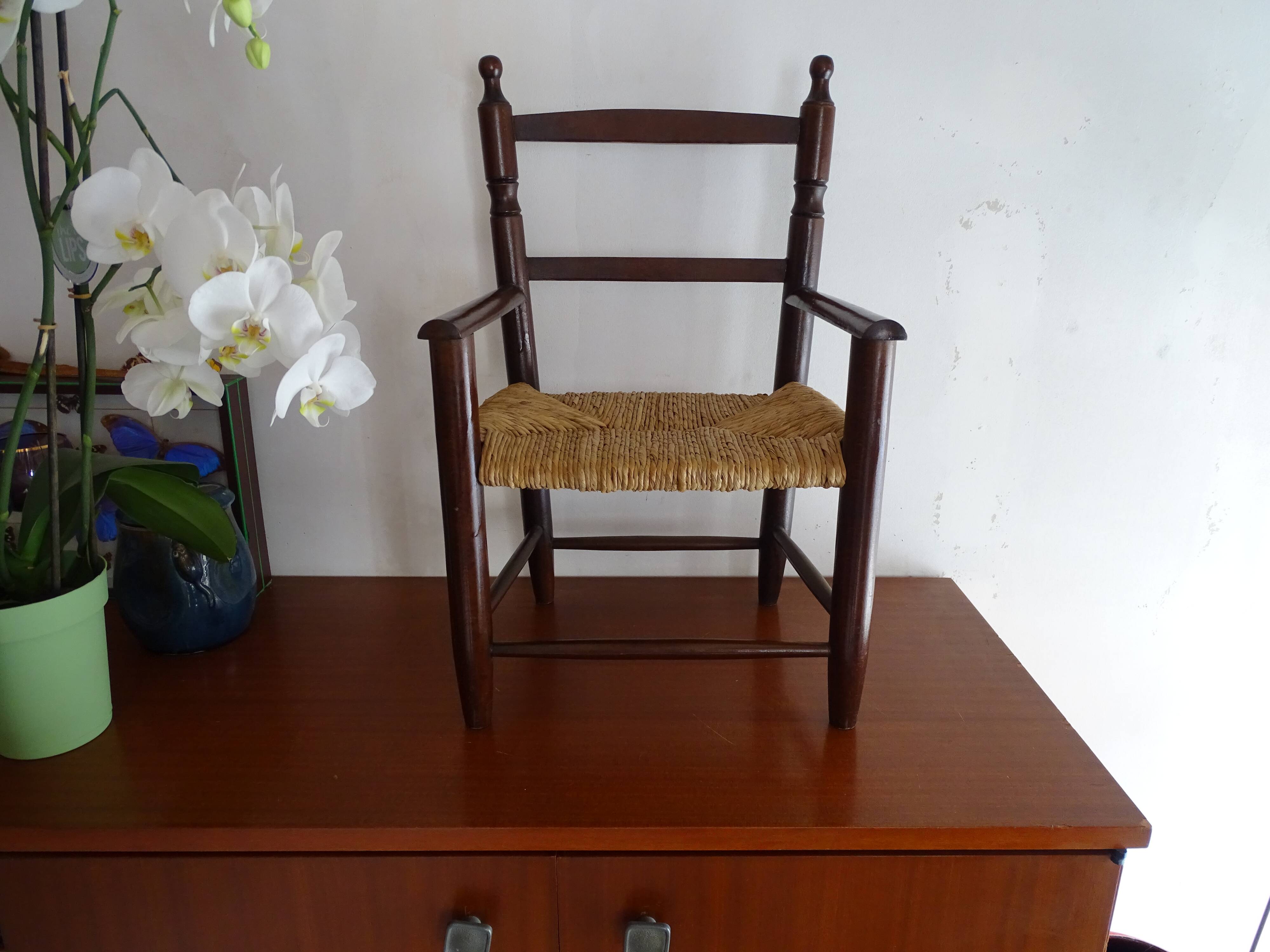 Chaise paillée enfant en bois vintage