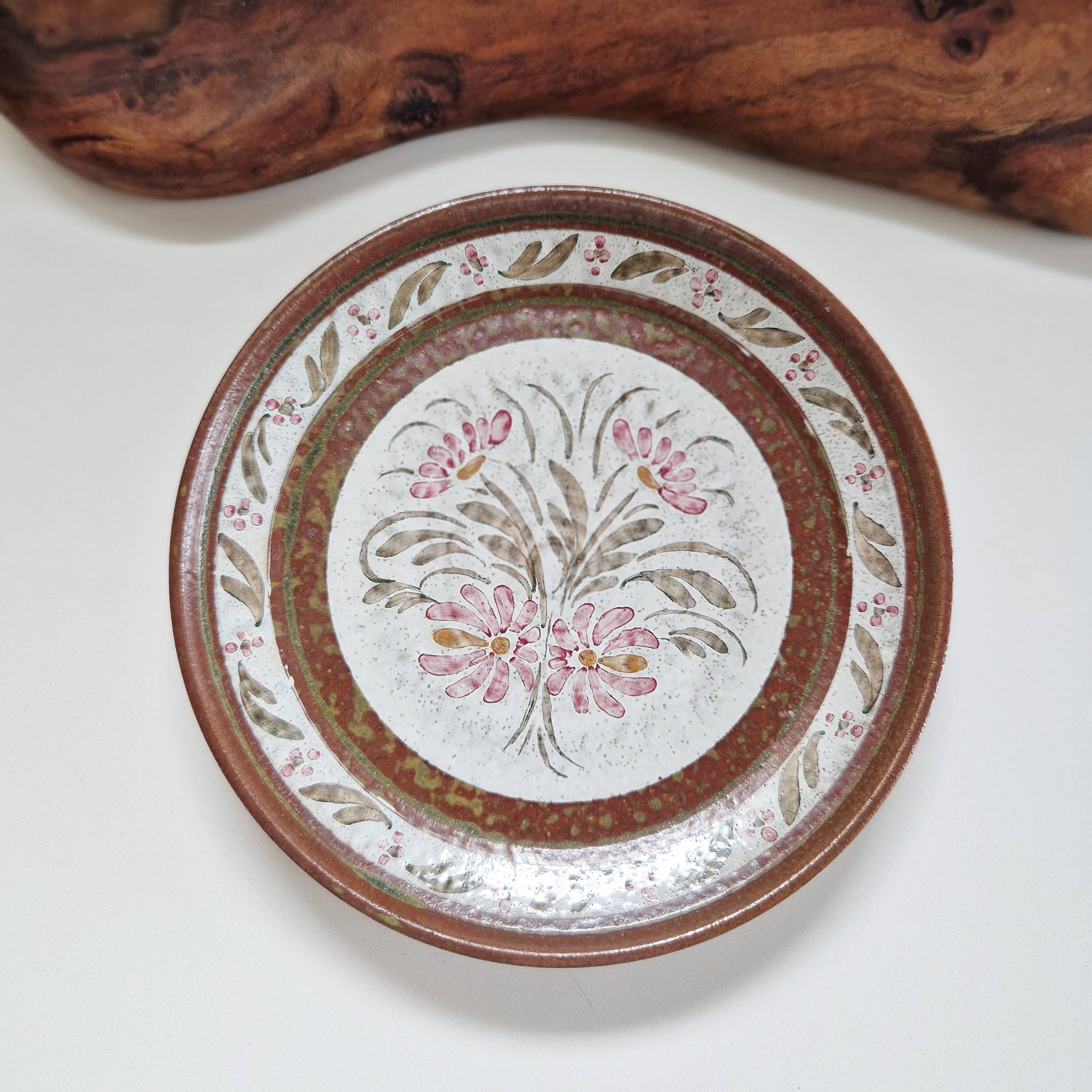 Keraluc quimper stoneware plate with pink flower motif, hand-decorated, 22 cm