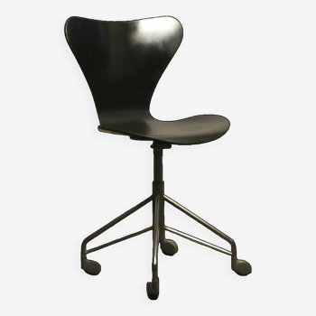 Arne Jacobsen secretary chair (series 7)