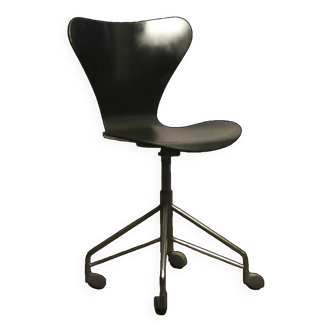 Arne Jacobsen secretary chair (series 7)