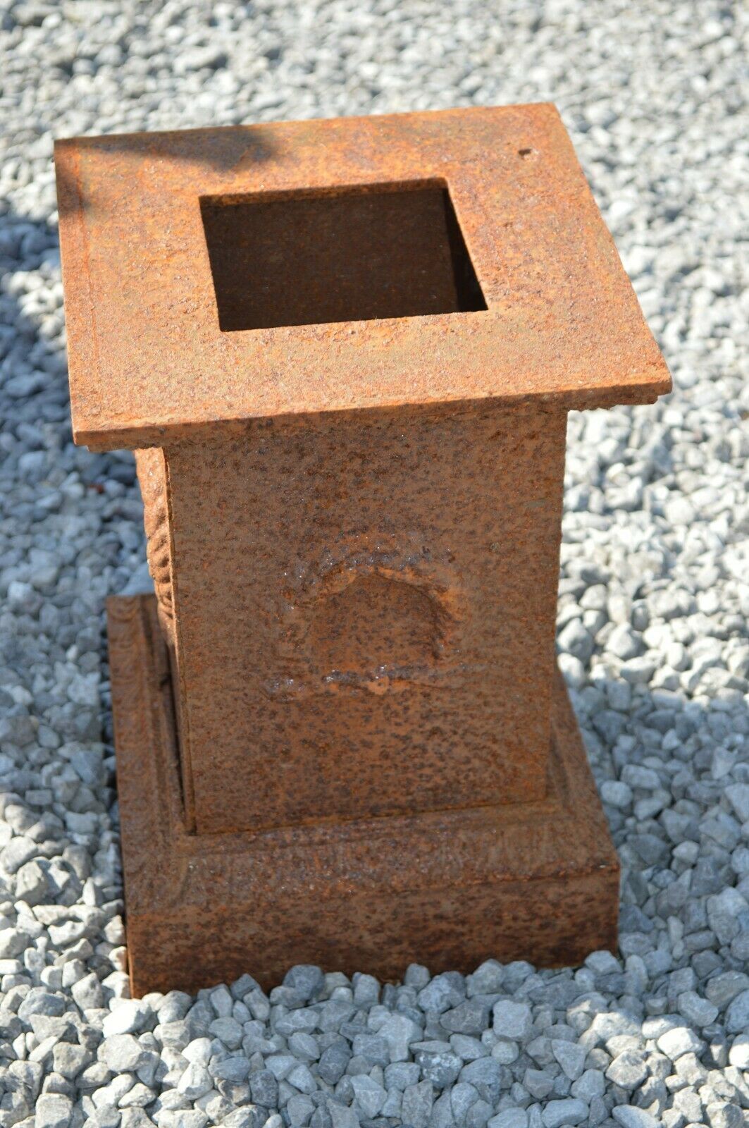 Cast iron base for medics or statue