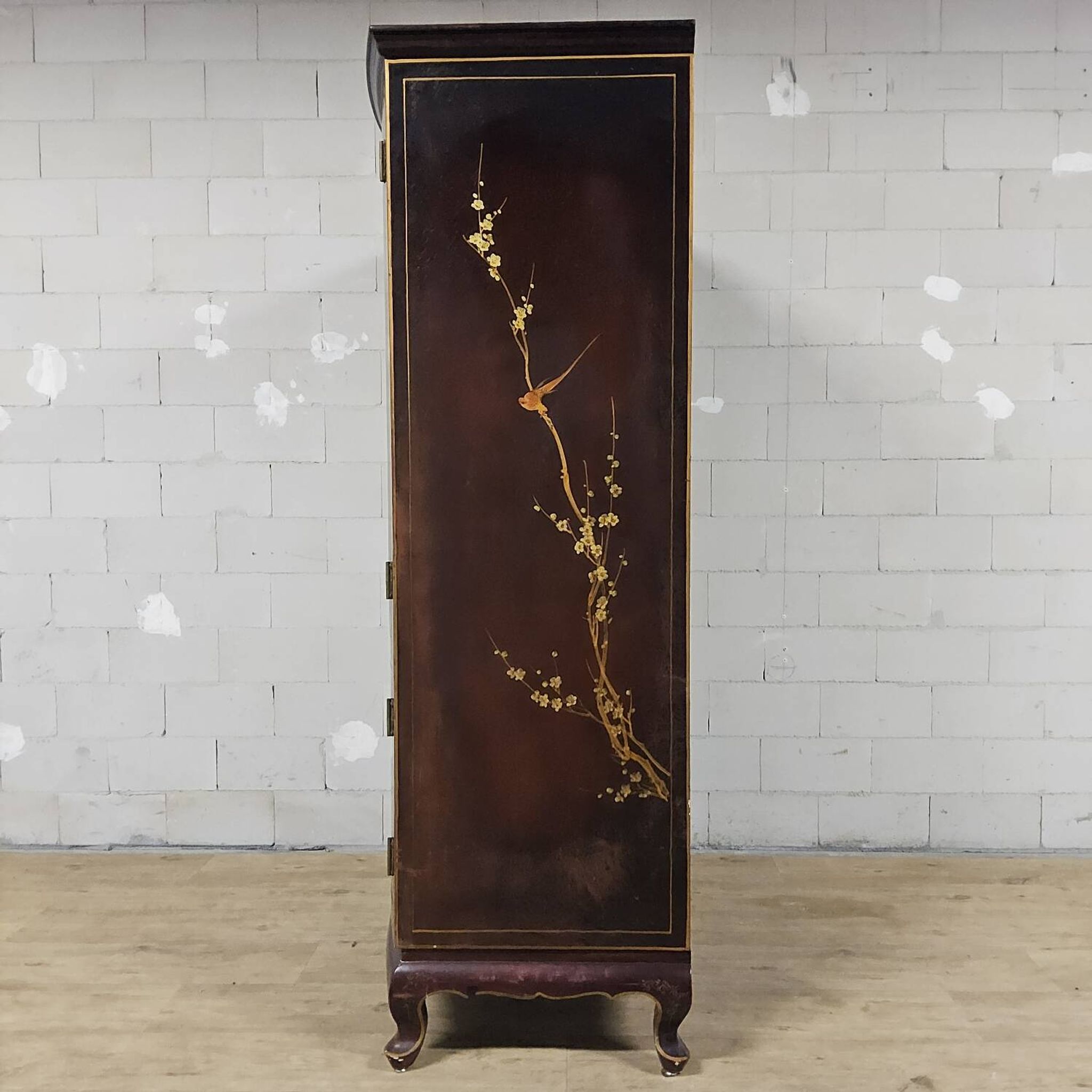 Vintage Chinese cabinet with gold leaf, flowers and birds / oriental