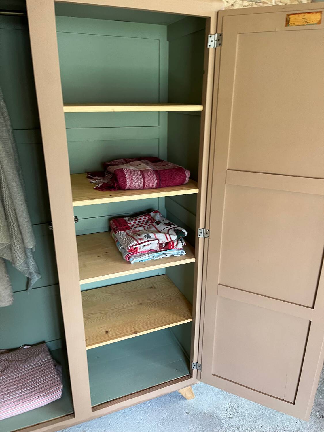 Parisian wardrobe with compass feet