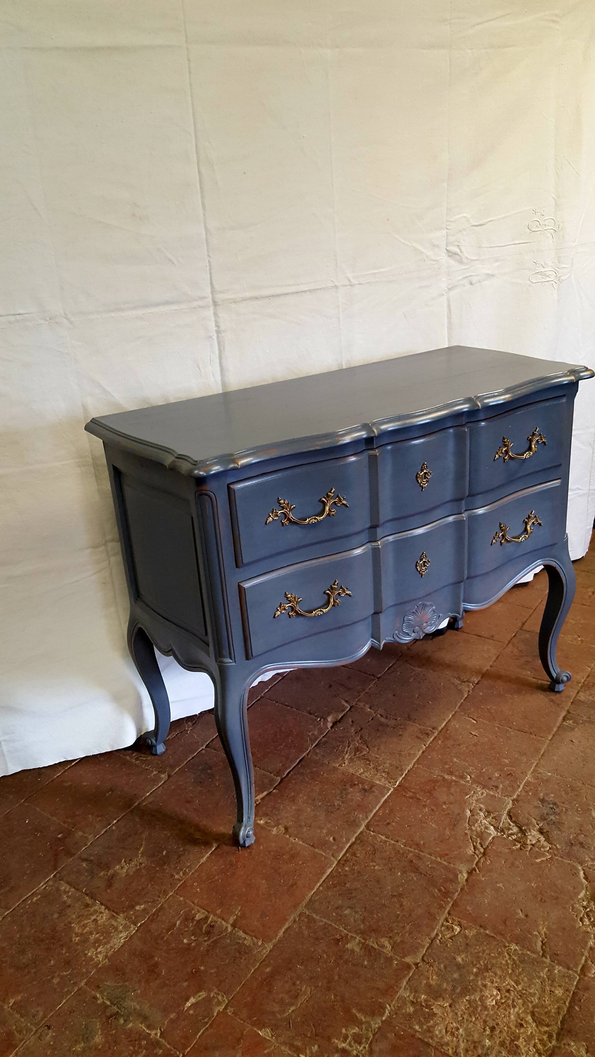 LOUIS XV-style jumping dresser