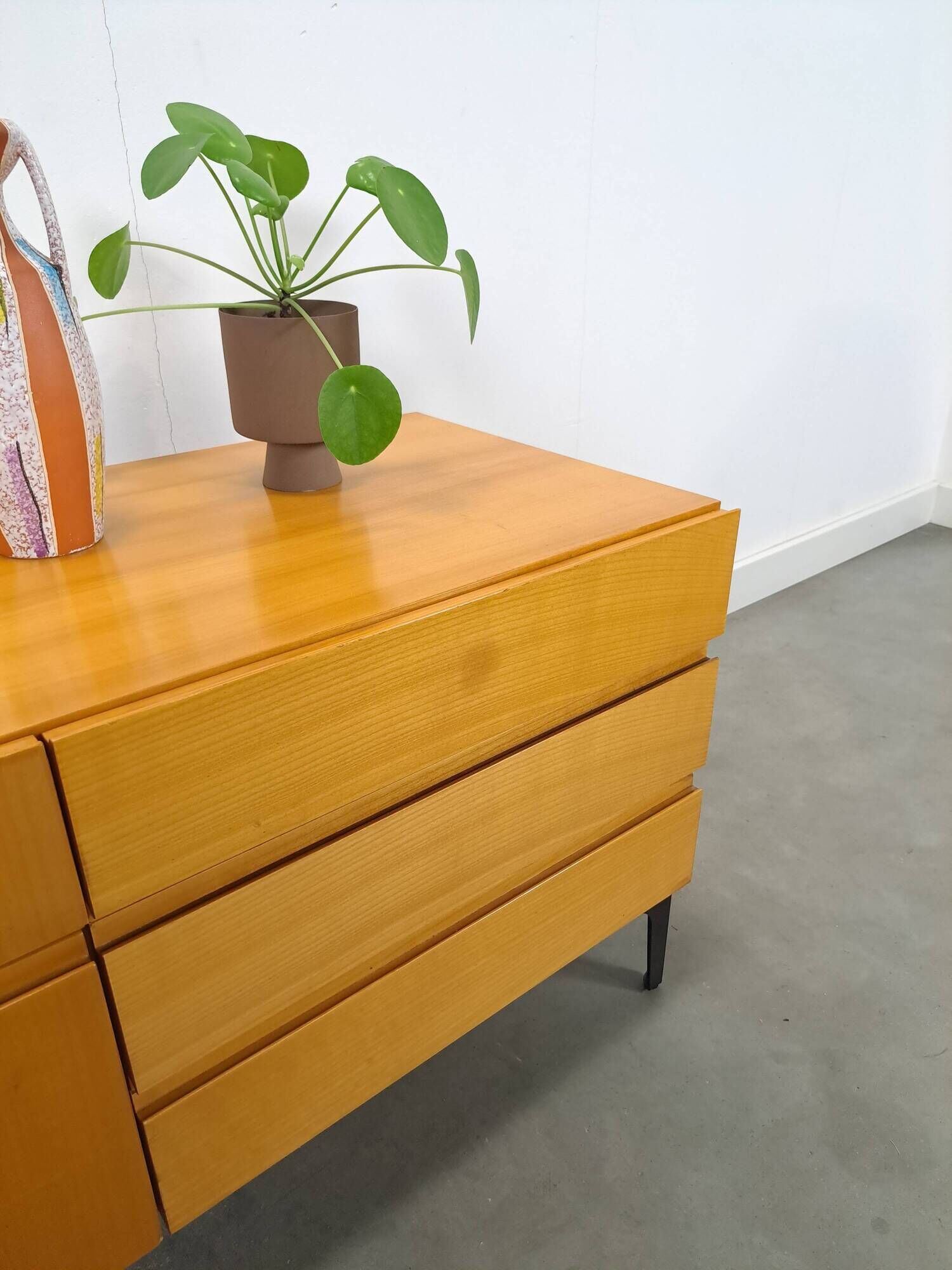 Fineer tv meubel dressoir met lades en zwart stalen poten