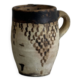 Petite tasse ancienne en terre cuite
