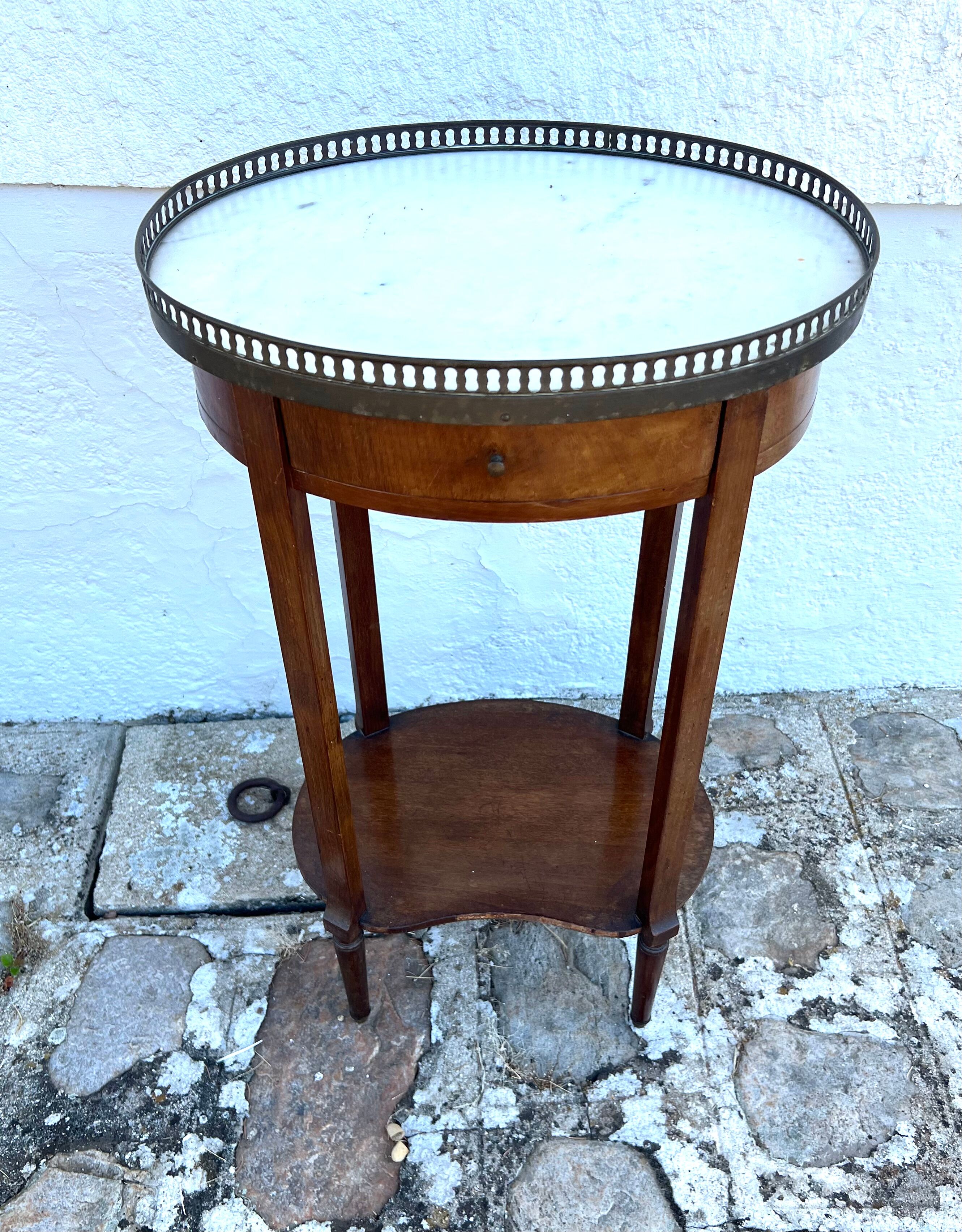 Four-legged oval gueridon with crotch or side table
