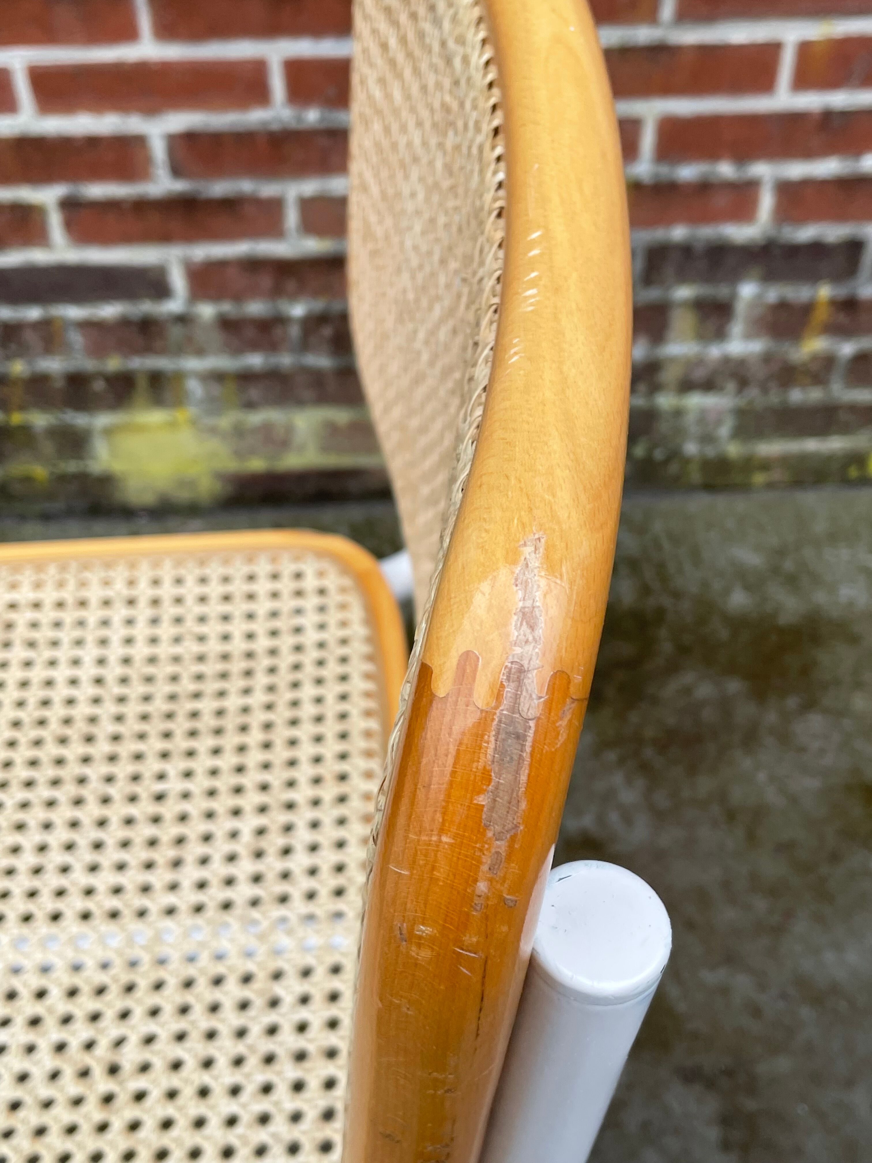 Chaise Cesca modèle b32 en blanc et bois par Marcel Breuer