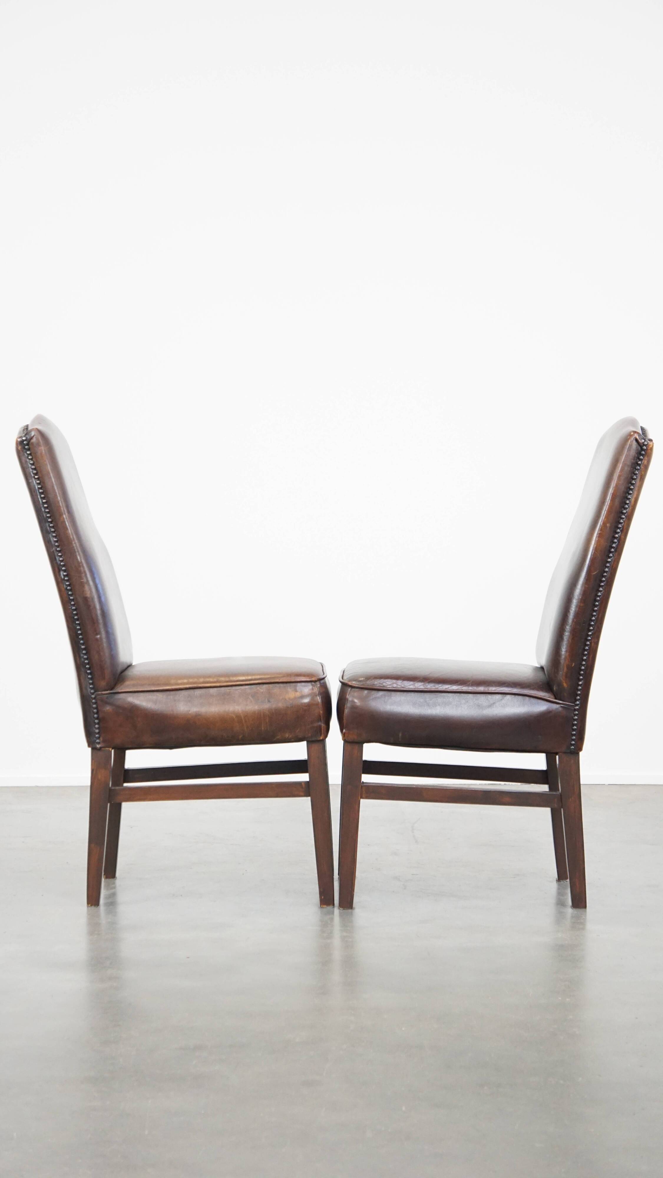 Lot de 6 chaises de salle à manger en peau de mouton foncée avec clous décoratifs