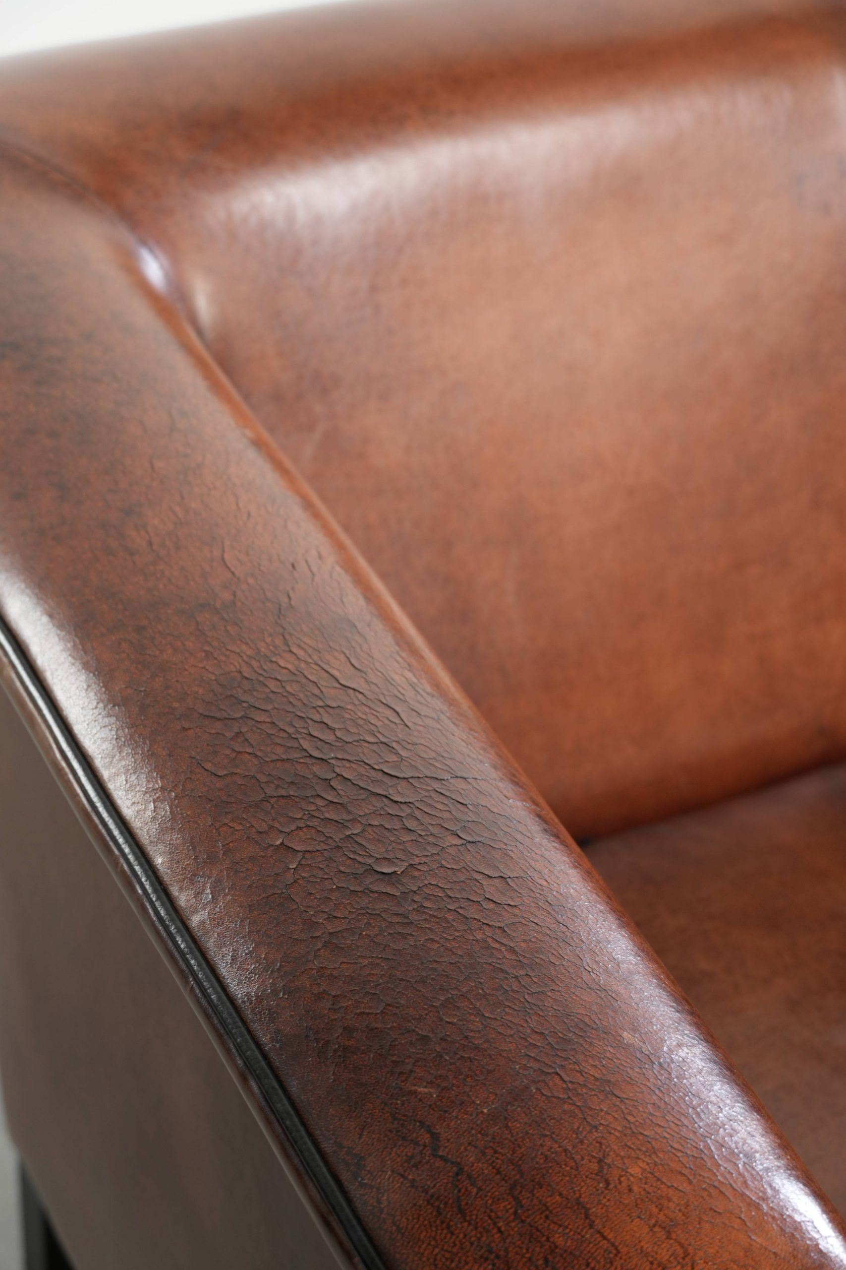 Ensemble de deux fauteuils en peau de mouton au design Art Déco avec passepoil noir.