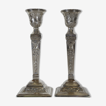 Paire de chandeliers plaqués argentés avec décor gravé vintage