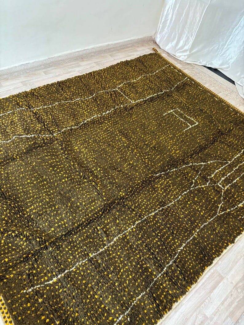 Moroccan Berber rug made of pure wool, handcrafted, size 140 x 260 cm.