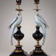 Paire de grands bougeoirs aux perroquets en porcelaine craquelée bleu ciel et bronze doré, dans un élégant goût néoclassique inspiré du style Louis XVI