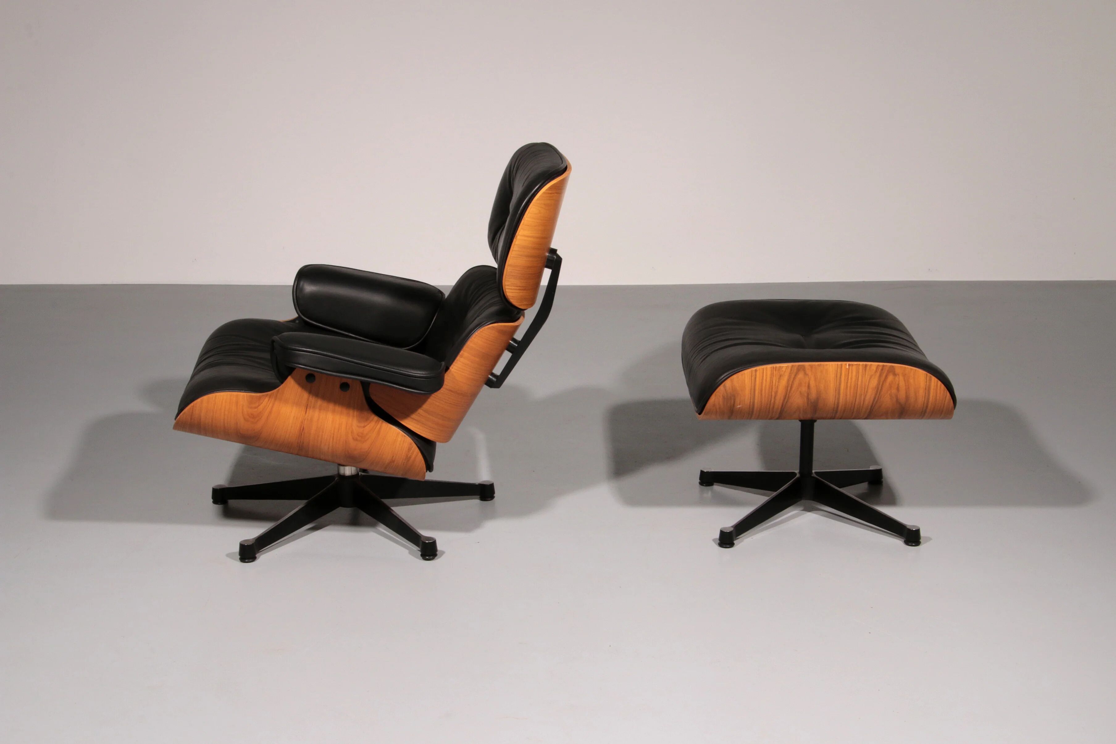 Ensemble de fauteuil et repose-pieds par Charles Eames, années 1960.