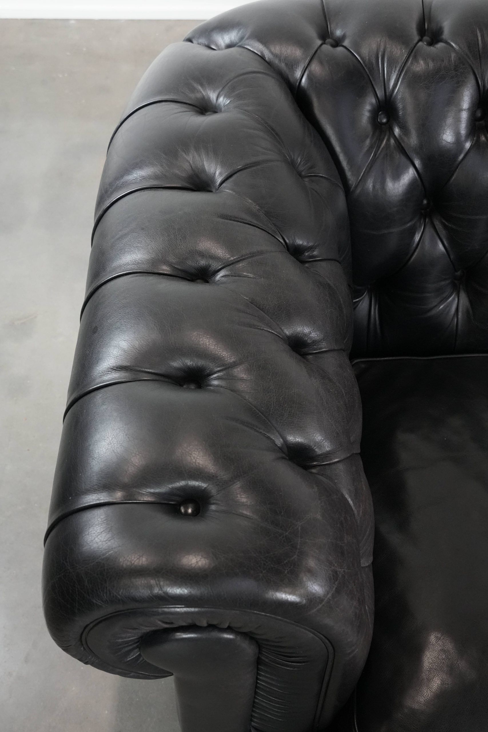 Black chesterfield 3-seater sofa made of cowhide leather in English style