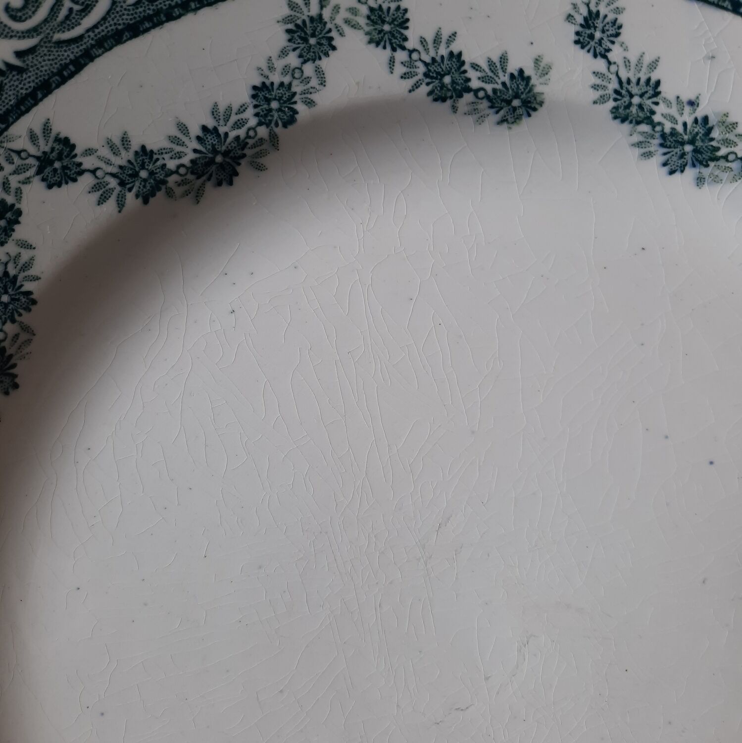 Old flat plates mismatched in iron earth accompanied by a serving dish