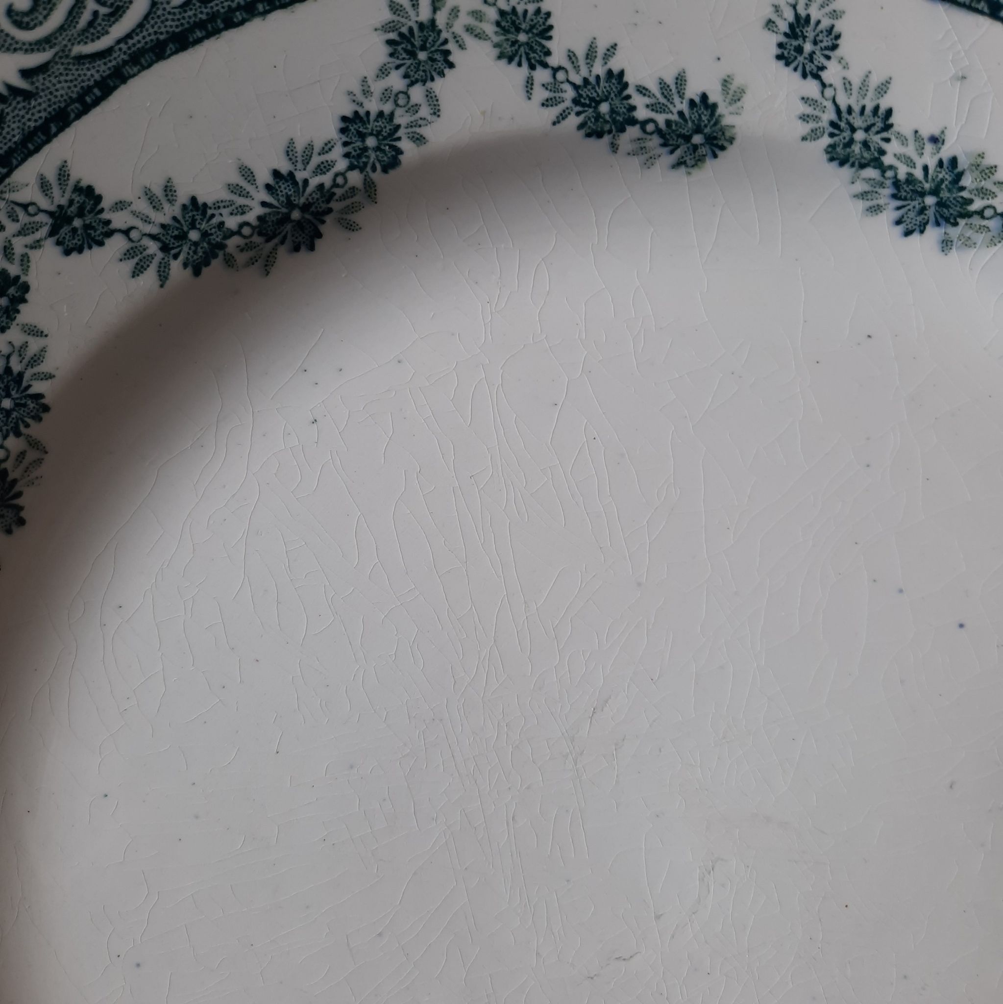 Old flat plates mismatched in iron earth accompanied by a serving dish