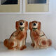 Paire de chiens faïence staffordshire