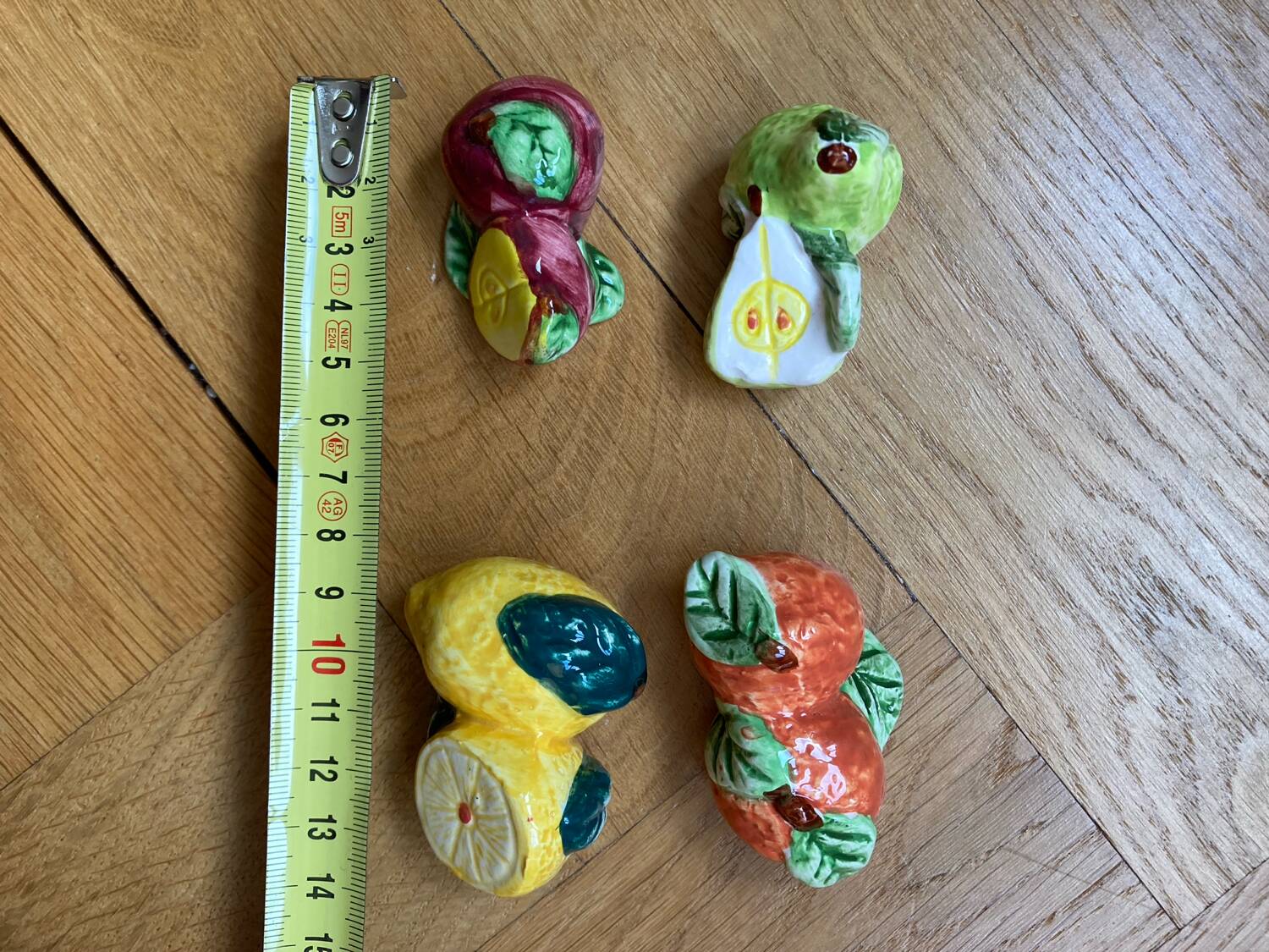 Ceramic fruit knife holder