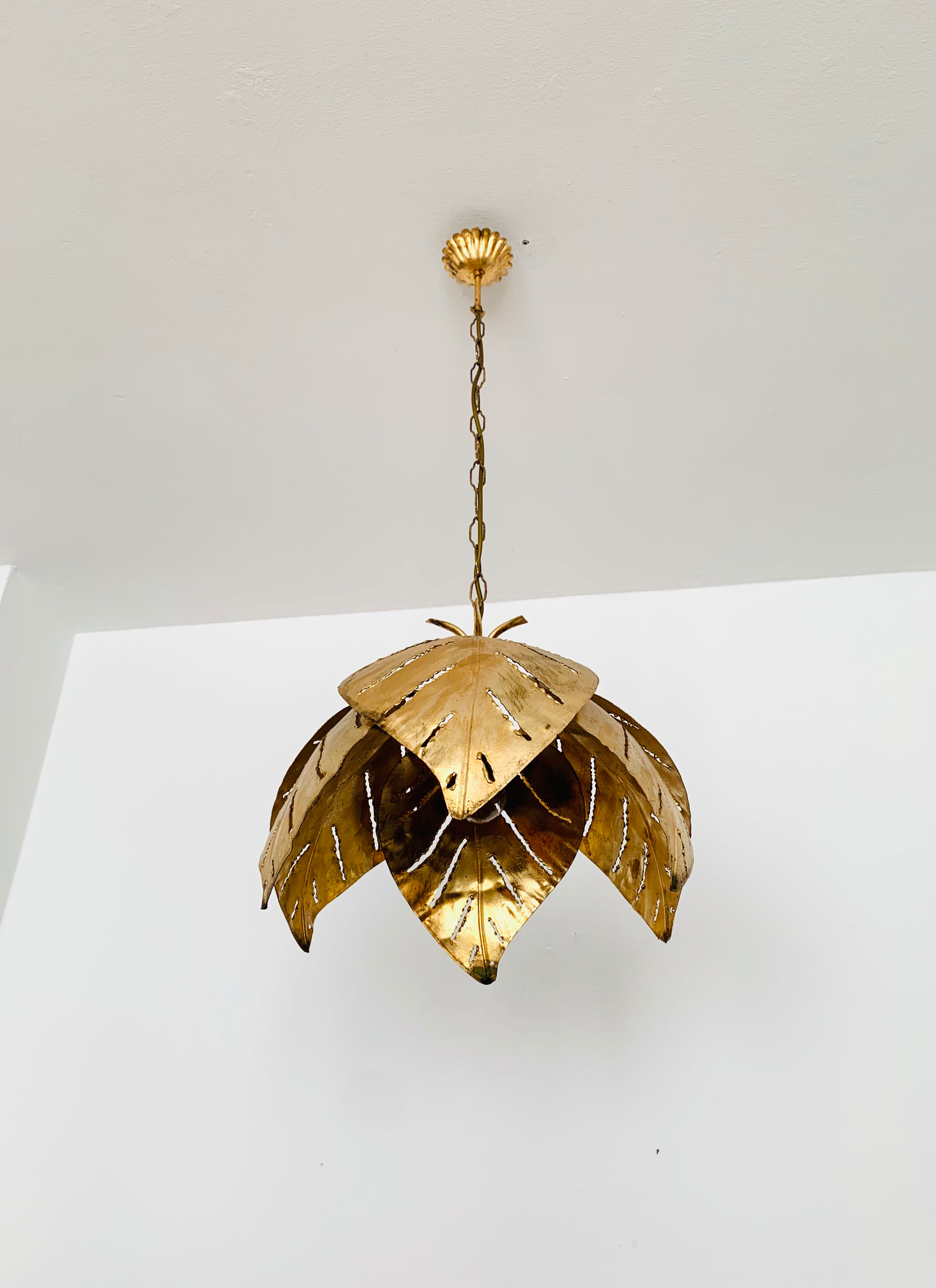 Lustre en feuille de palmier hollywood régence italienne dorée par Hans Kögl