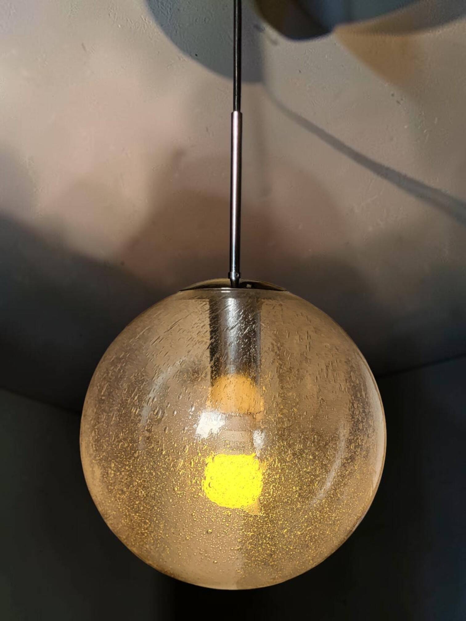 Suspension globe en verre soufflé bullé, monture chromée