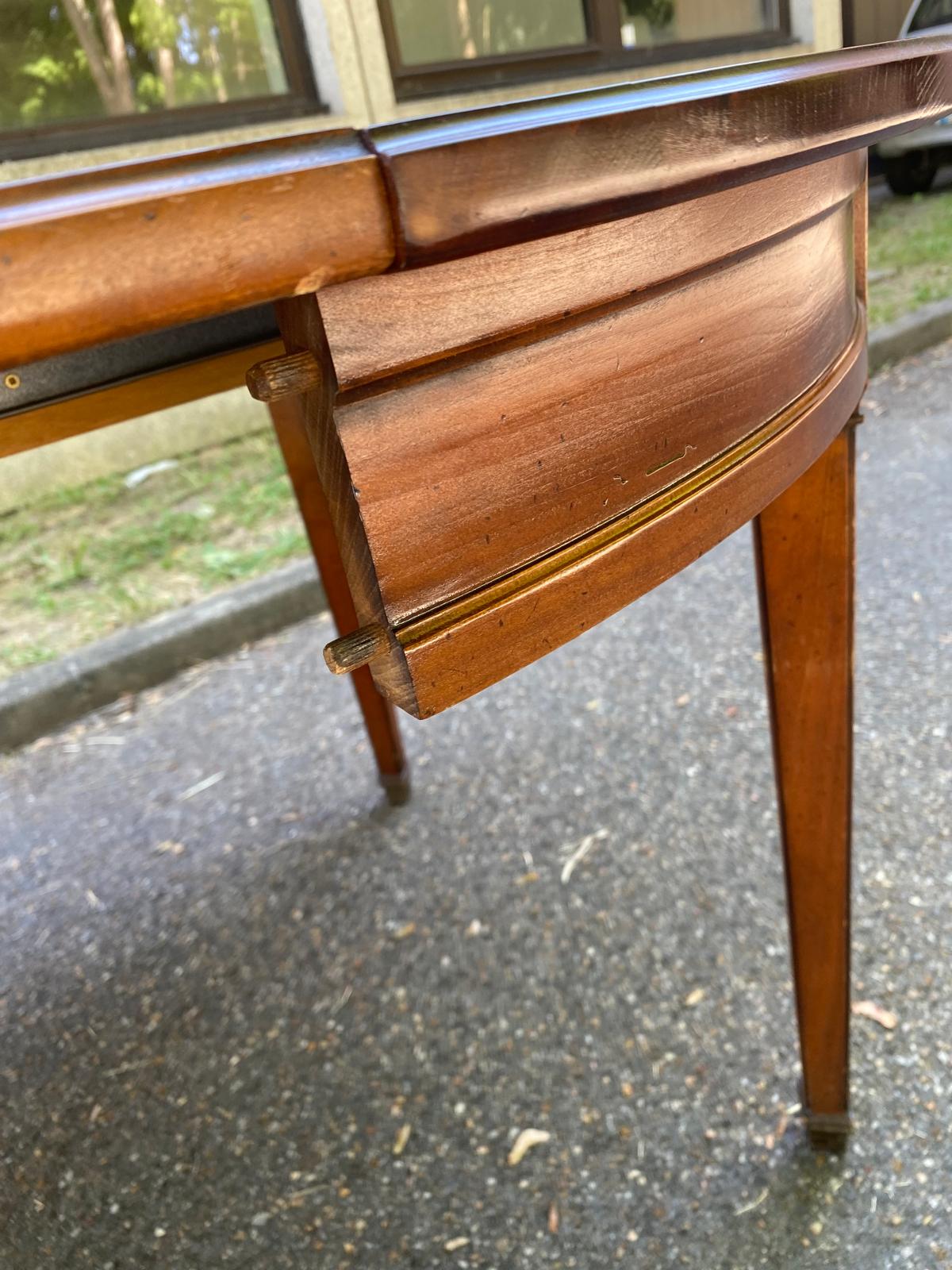 Round extendable dining table Louis XVI in cherry wood from the 1960s.
