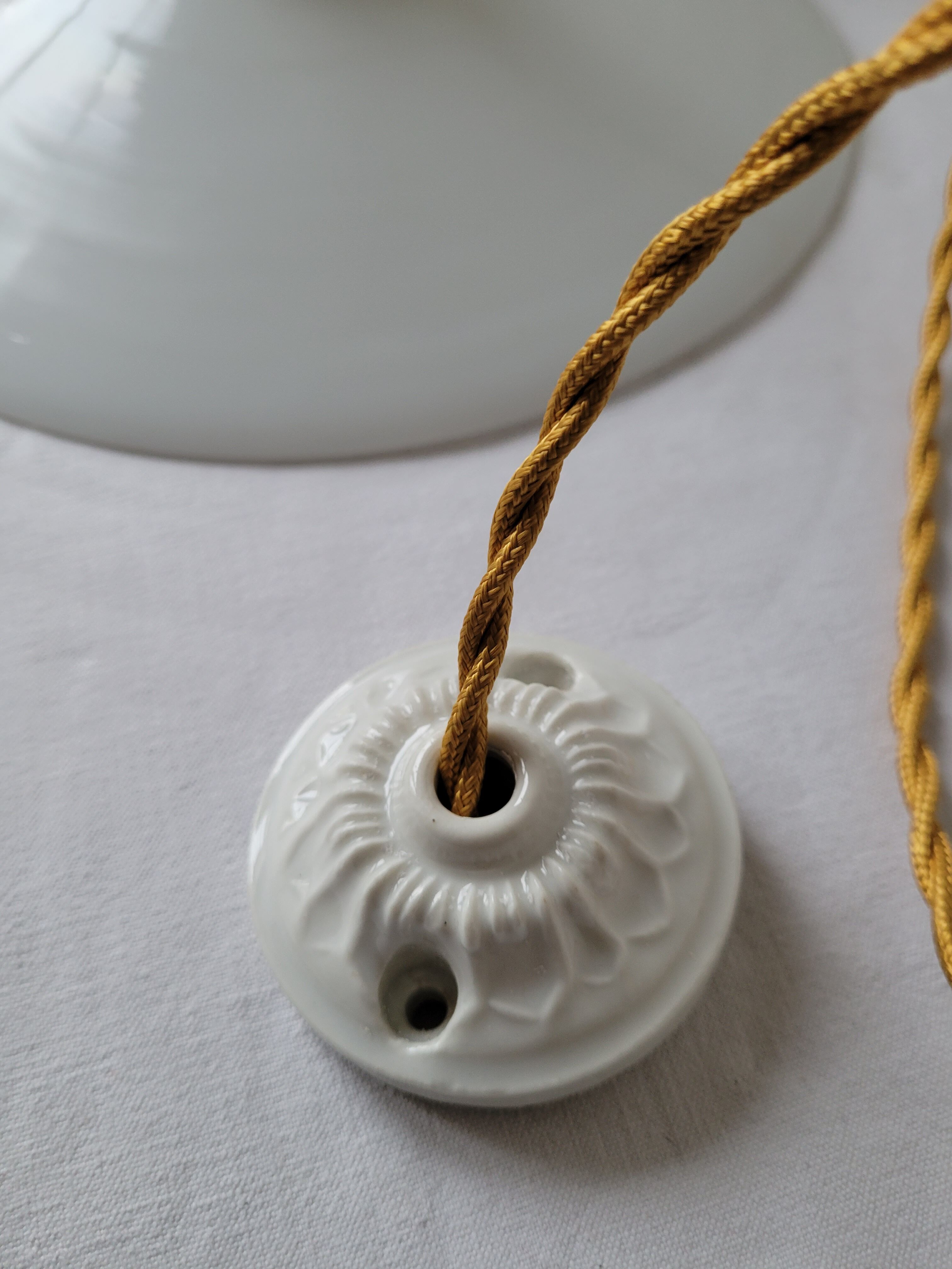White opaline suspension