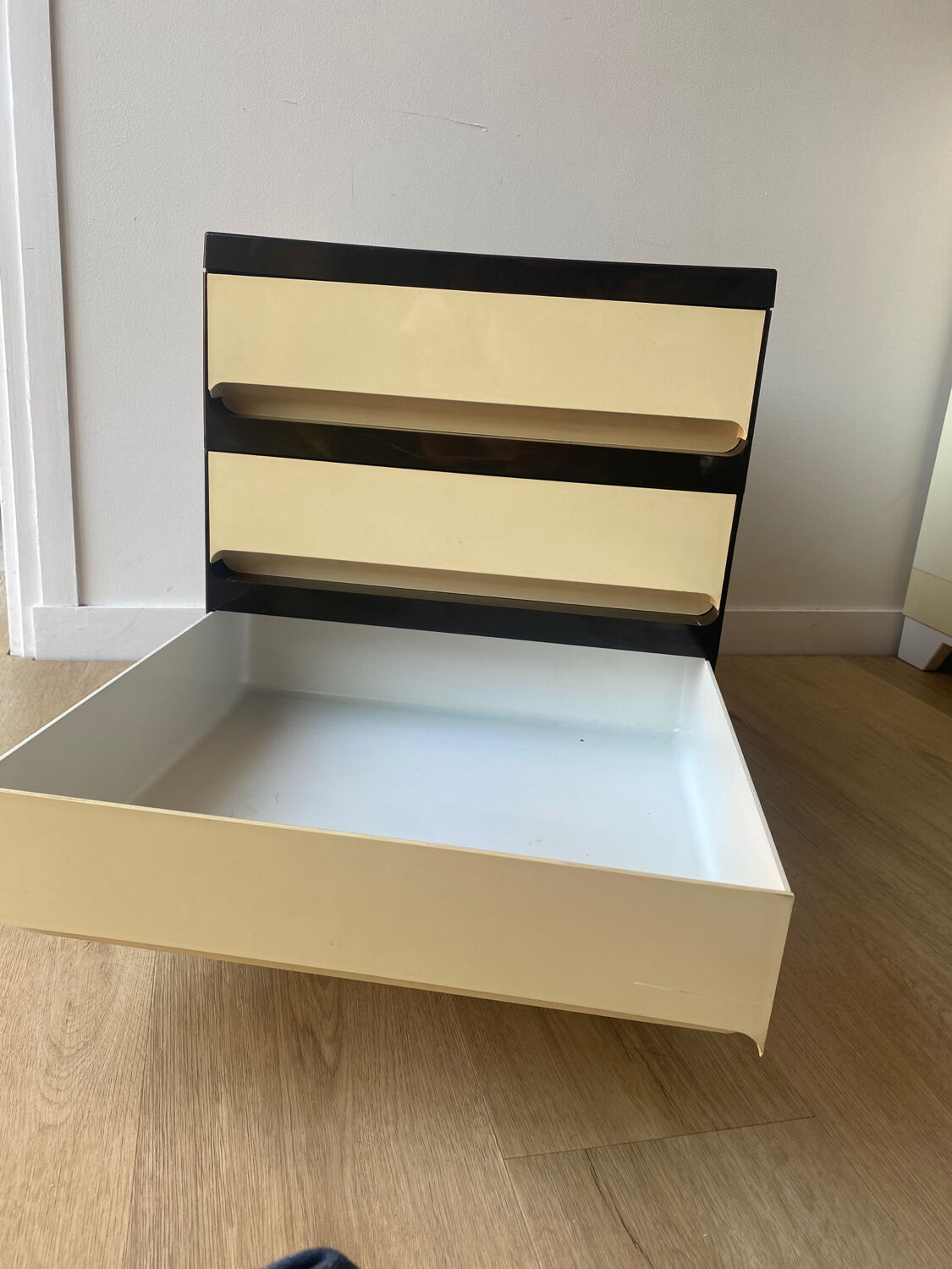 Commode plastique space age