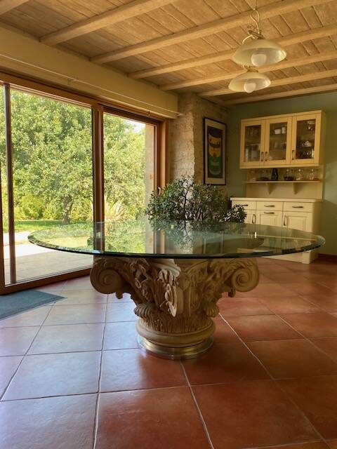Table sur chapiteau corinthien