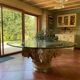 Table sur chapiteau corinthien