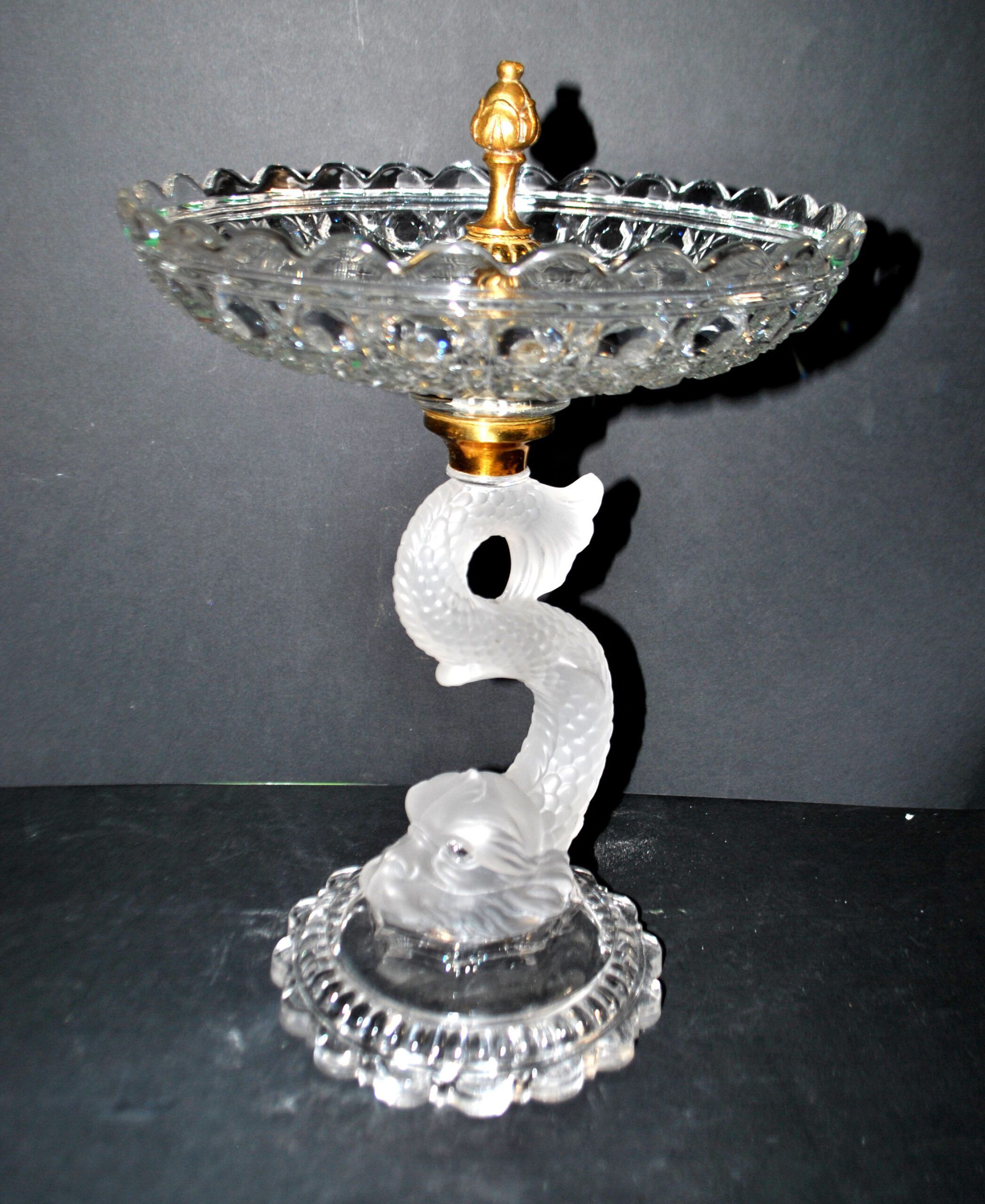 Baccarat coupe sur pied dauphin guéridon diamant pierreries en cristal signé