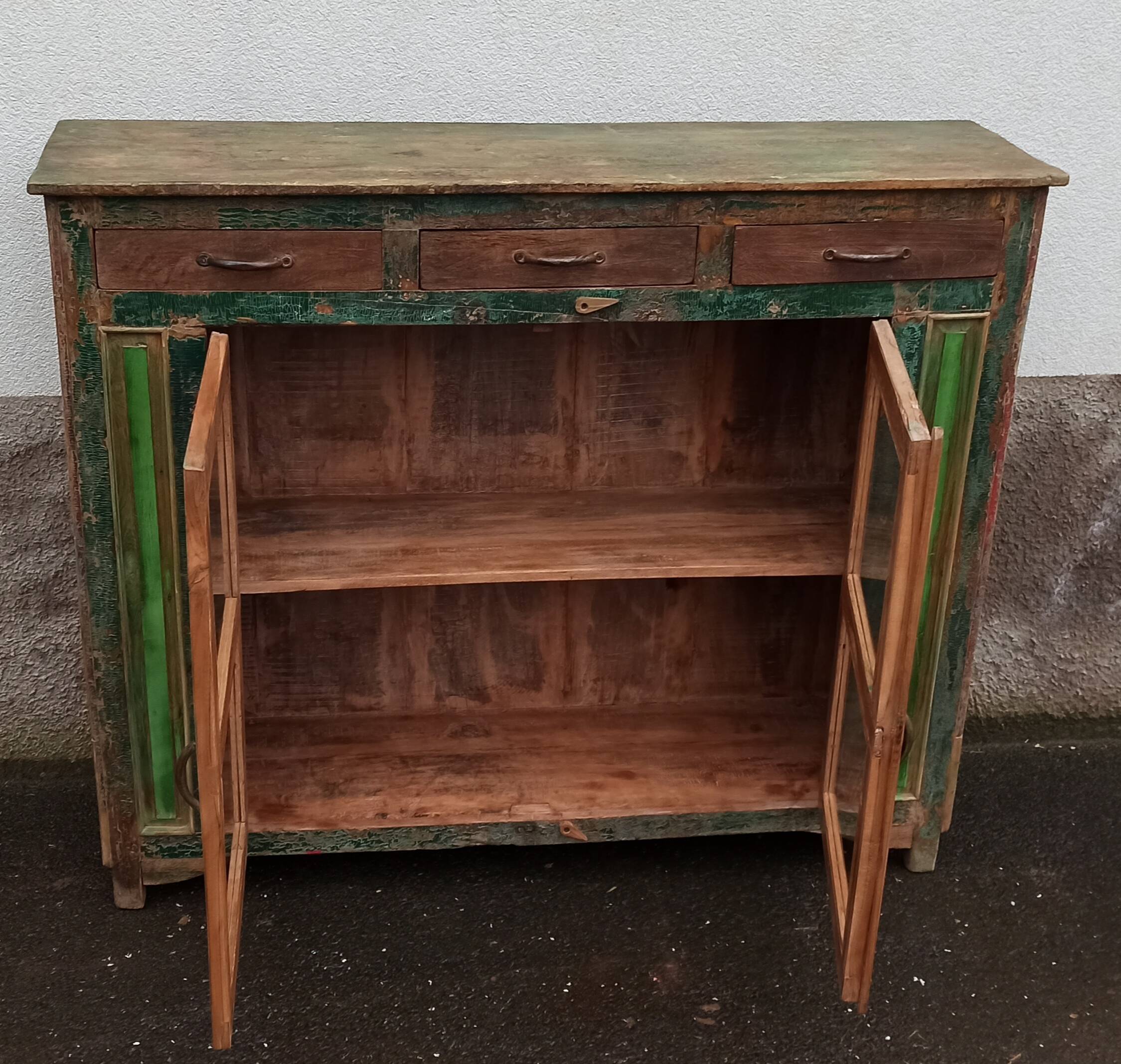 Glazed wooden sideboard with 2 doors