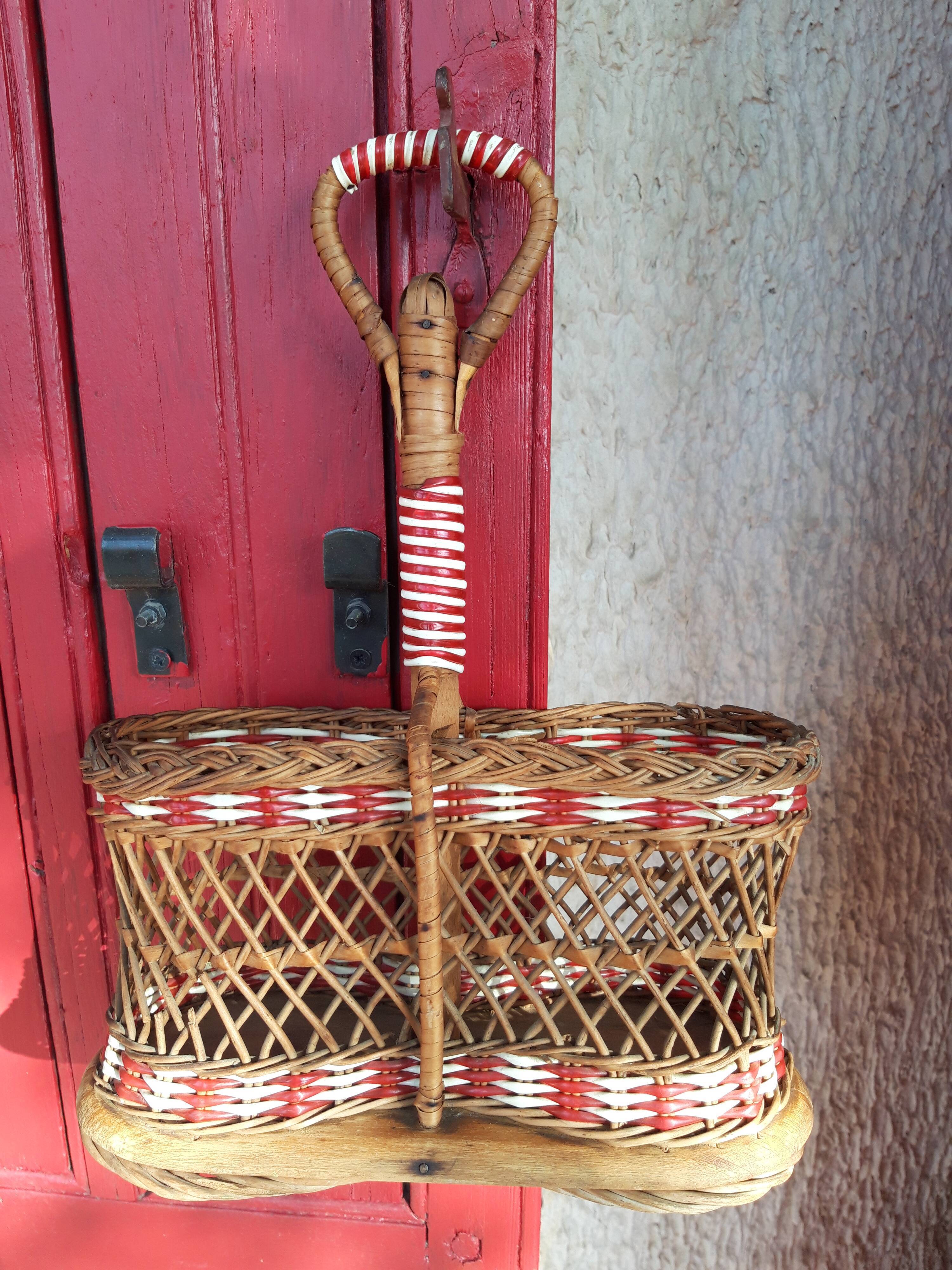 Bottle holder in braided wicker, rattan and scoubidou
