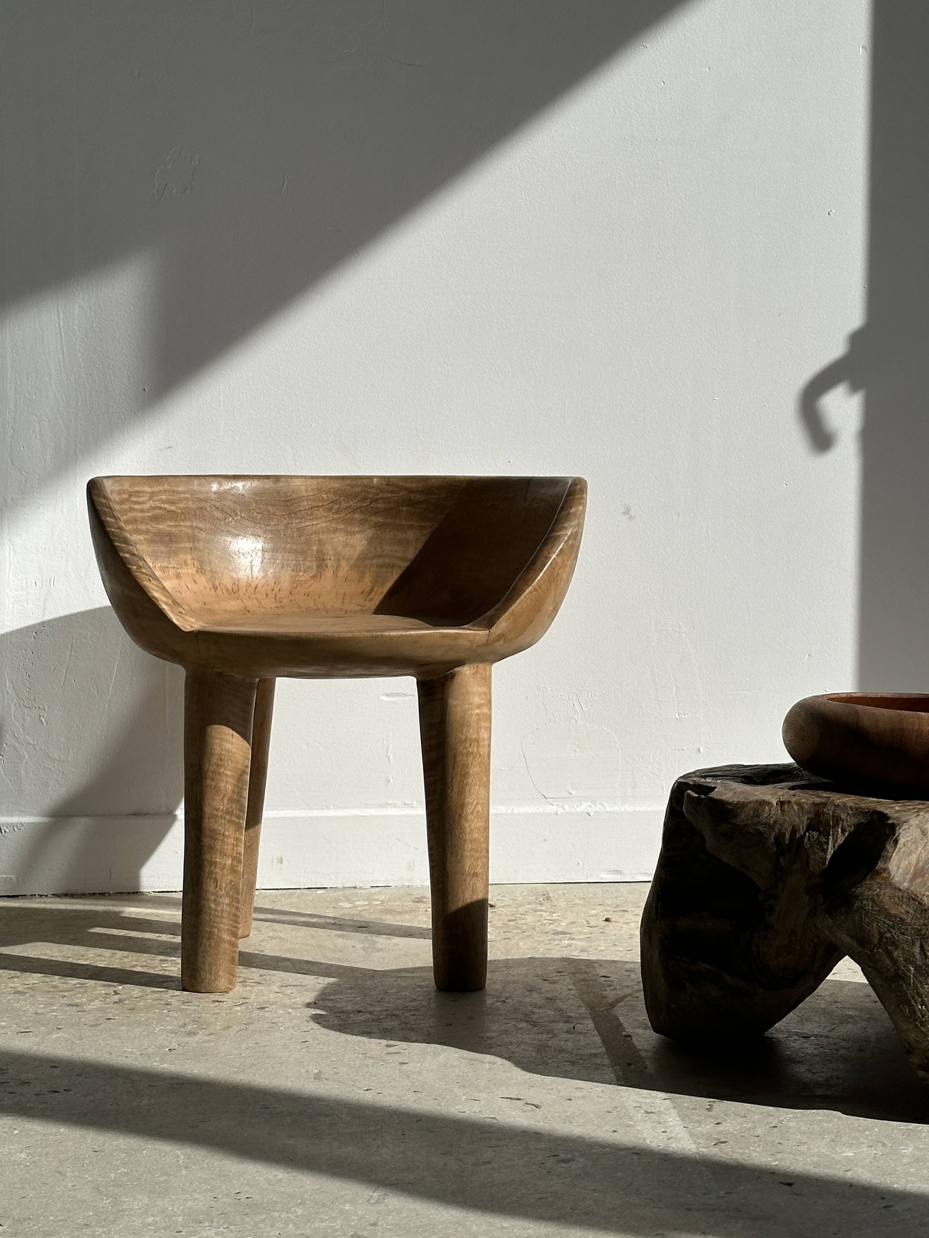 Quadripod chair with round seat and small back in natural monoxyl mango wood
