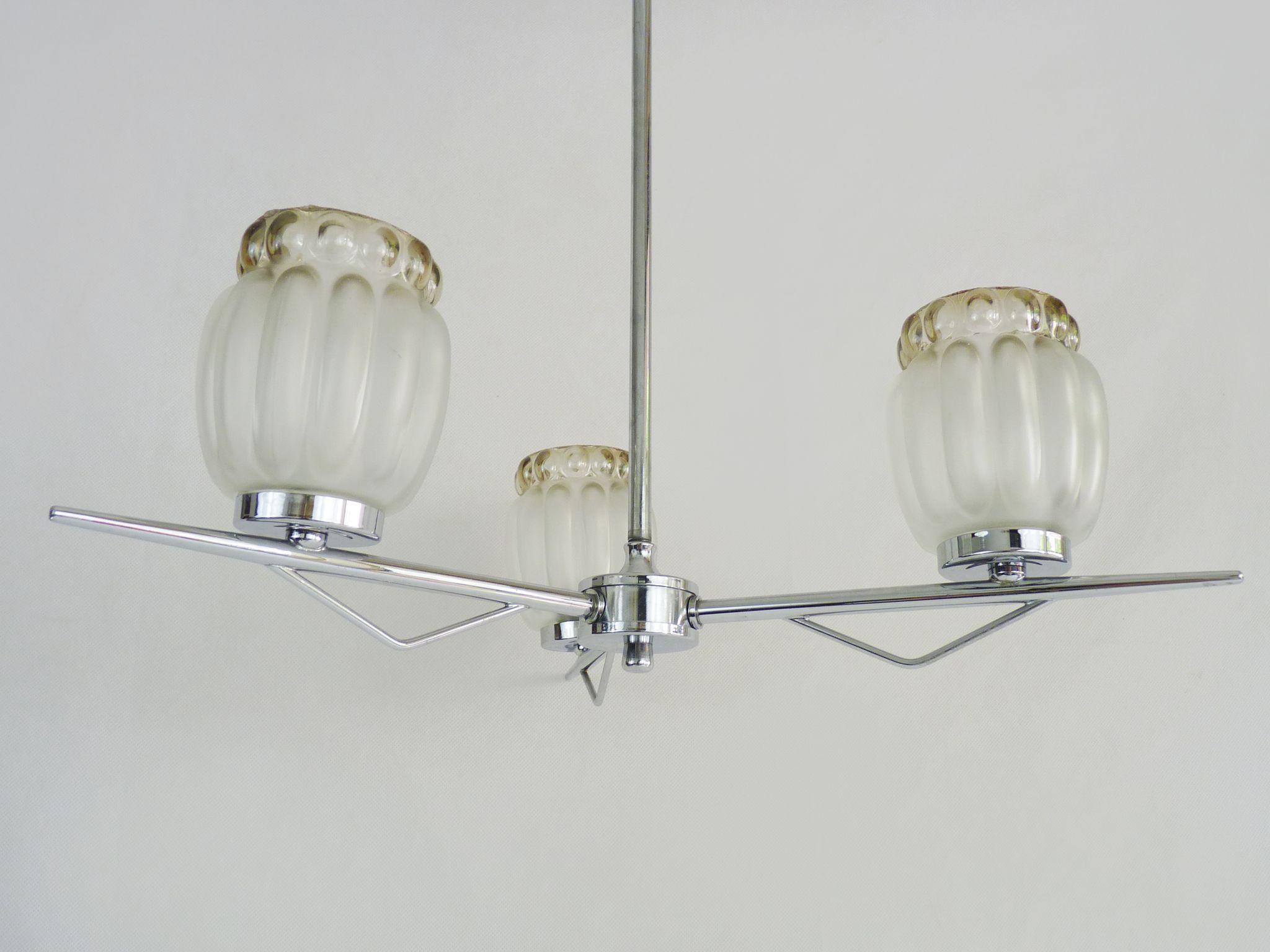 Vintage chandelier with 3 branches in chrome metal and glass globe. Year 70