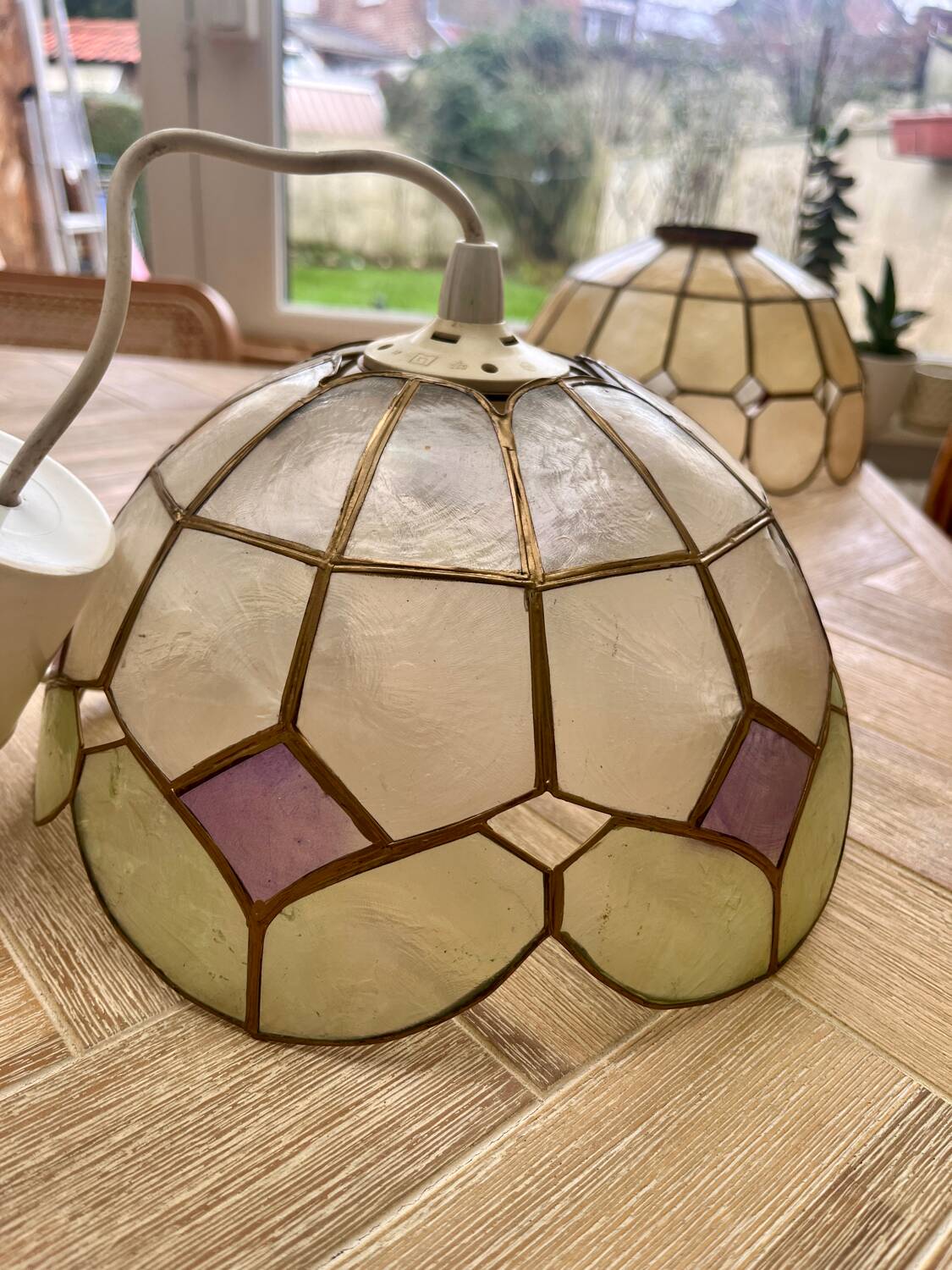 Green "Harlequin" mother-of-pearl earring