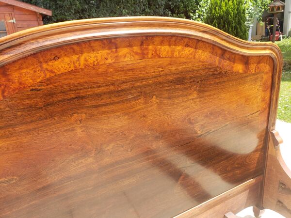 Lit en noyer massif et loupe de noyer très ancien