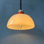Suspension Space Age massive en plexiglas blanc Mid-Century avec capuchon supérieur rouge